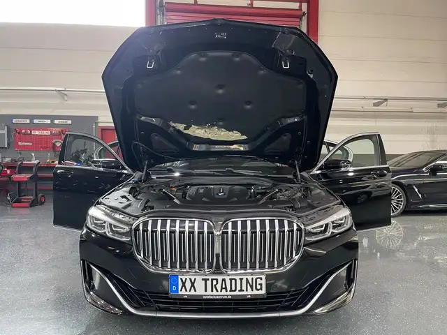 BMW 7 Series view 9