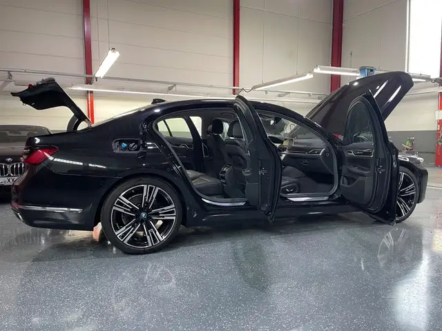 BMW 7 Series view 14