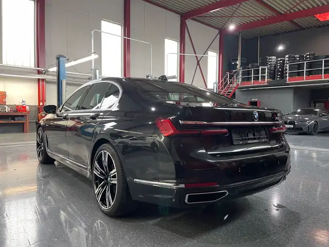 BMW 7 Series view 5