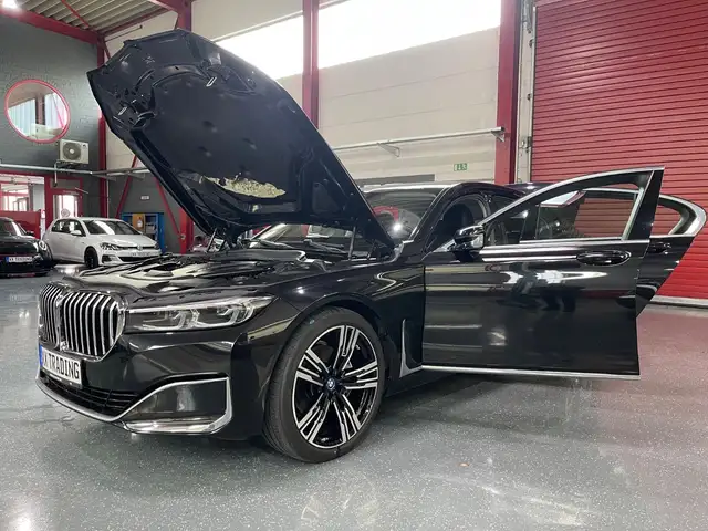 BMW 7 Series view 10
