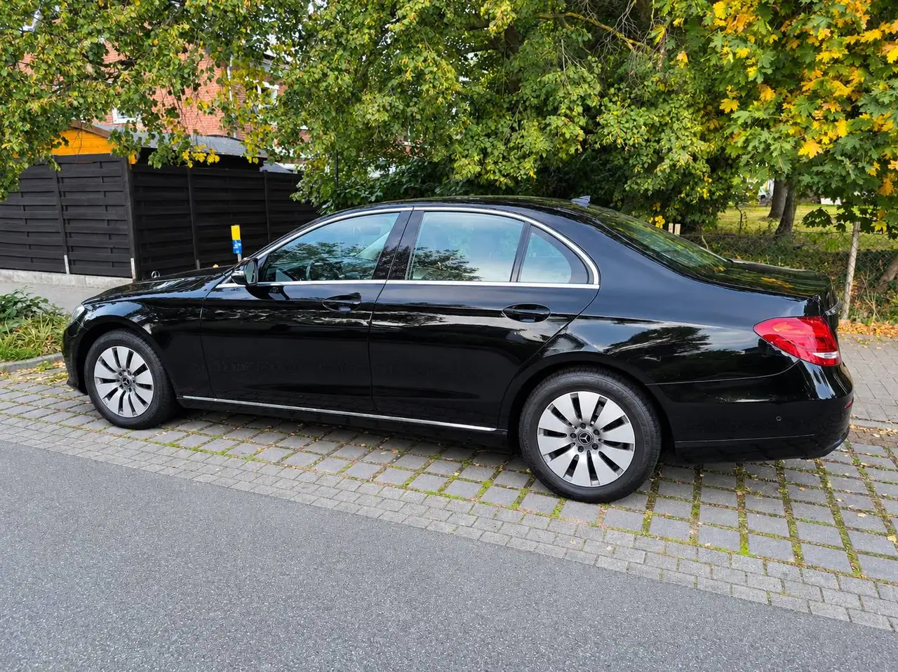 Mercedes-Benz E 200 E 200 d 9G-TRONIC — photo 1 of 7