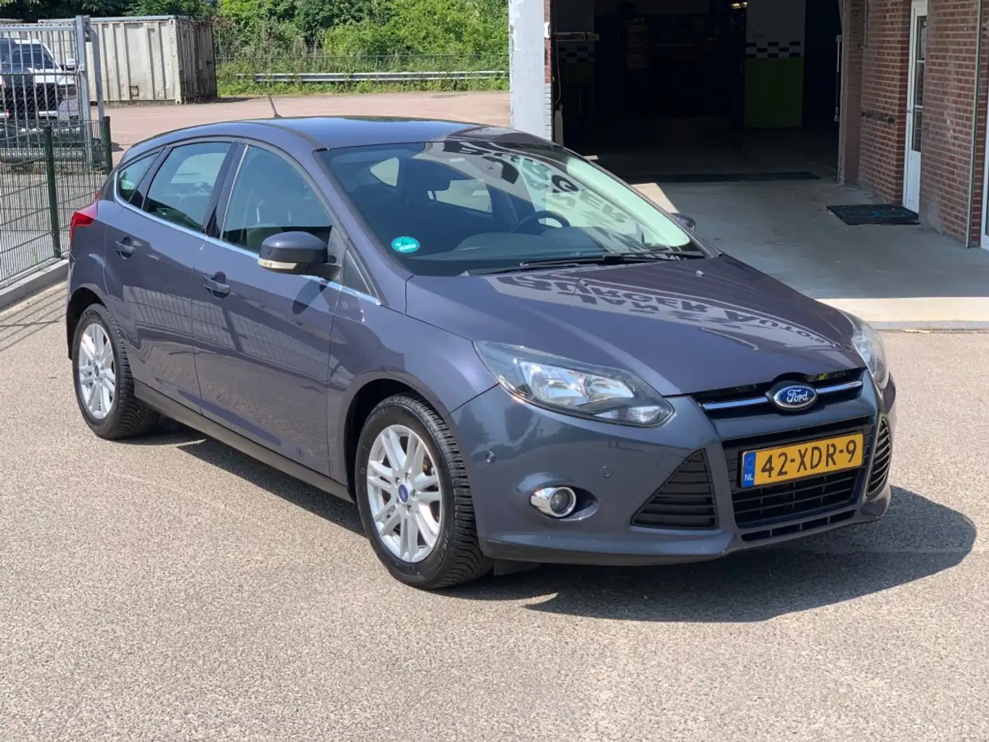 Ford Focus 1.0 ECOB. TITANIUM met nieuwe motor 81000km gedraa Grijs - 1