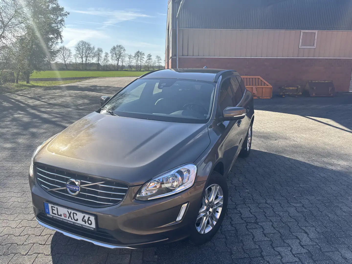 Volvo XC60 D4 Momentum Leder AHK Unfallfrei 1te Hand Maro - 1