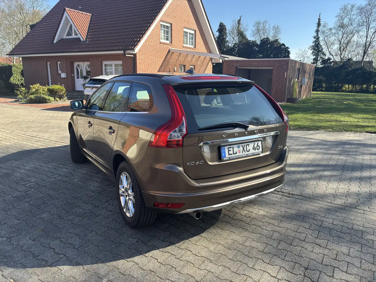 Volvo XC60 D4 Momentum Leder AHK Unfallfrei 1te Hand Maro - 2