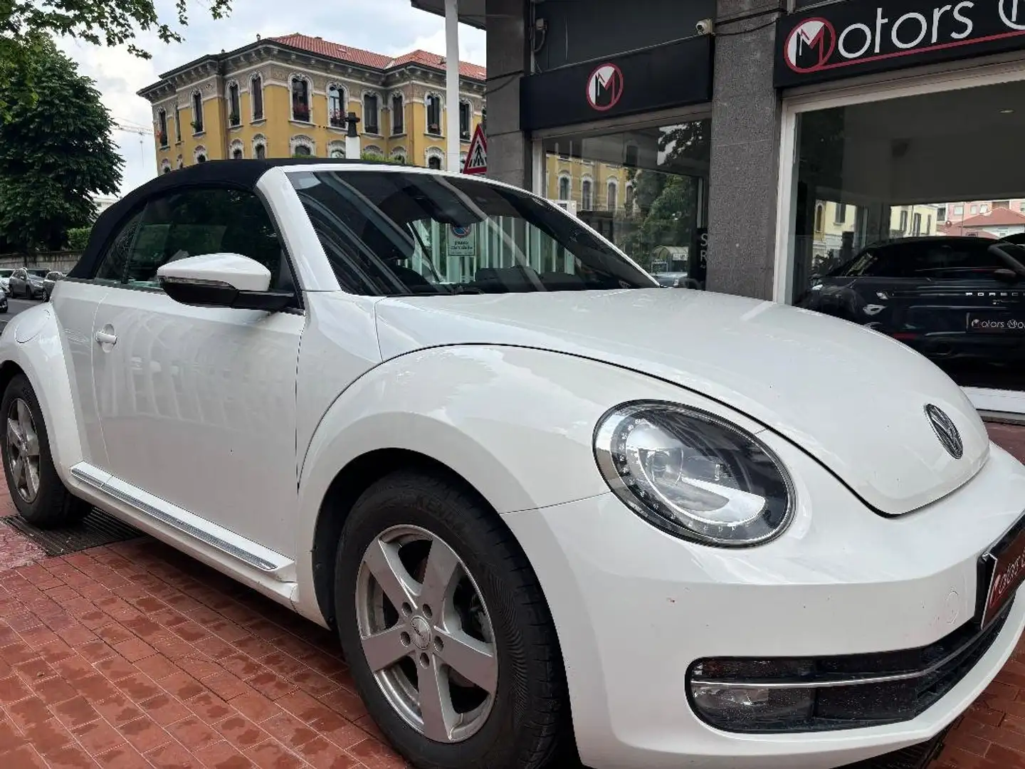 Volkswagen Maggiolino Cabrio 1.6 tdi Design 105cv dsg- automatica- Alb - 1