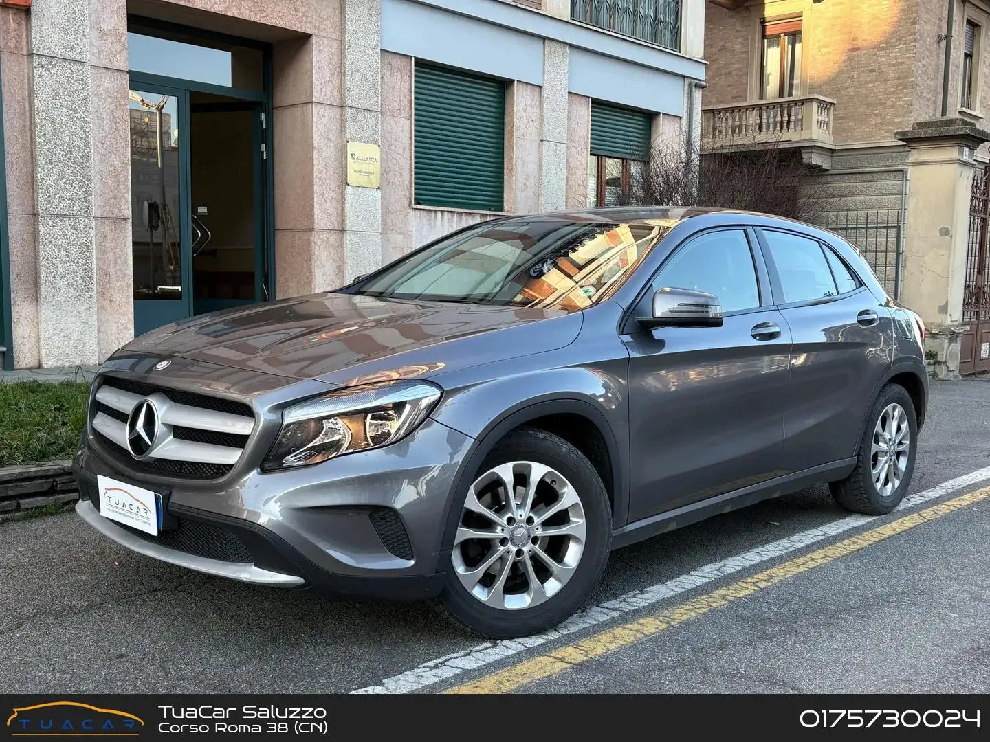 Mercedes-Benz GLA 180 Mercedes-Benz GLA-Class GLA 180 CDI Premium Grau - 1
