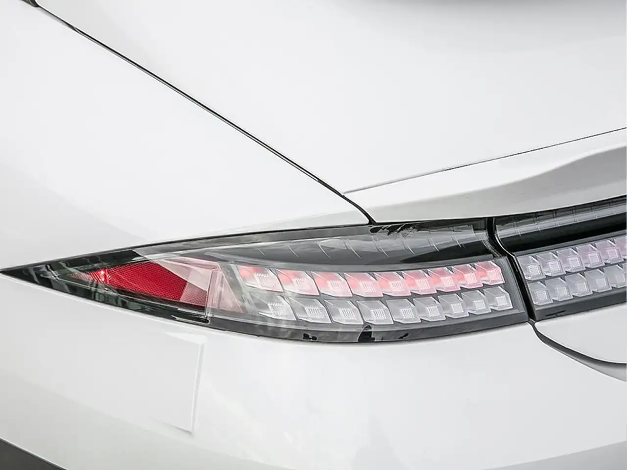 Hyundai IONIQ 6 снимка Hyundai IONIQ 6