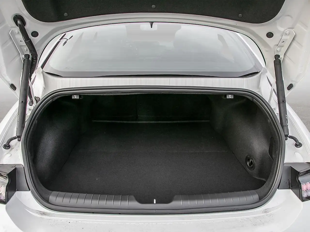 Hyundai IONIQ 6 снимка Hyundai IONIQ 6