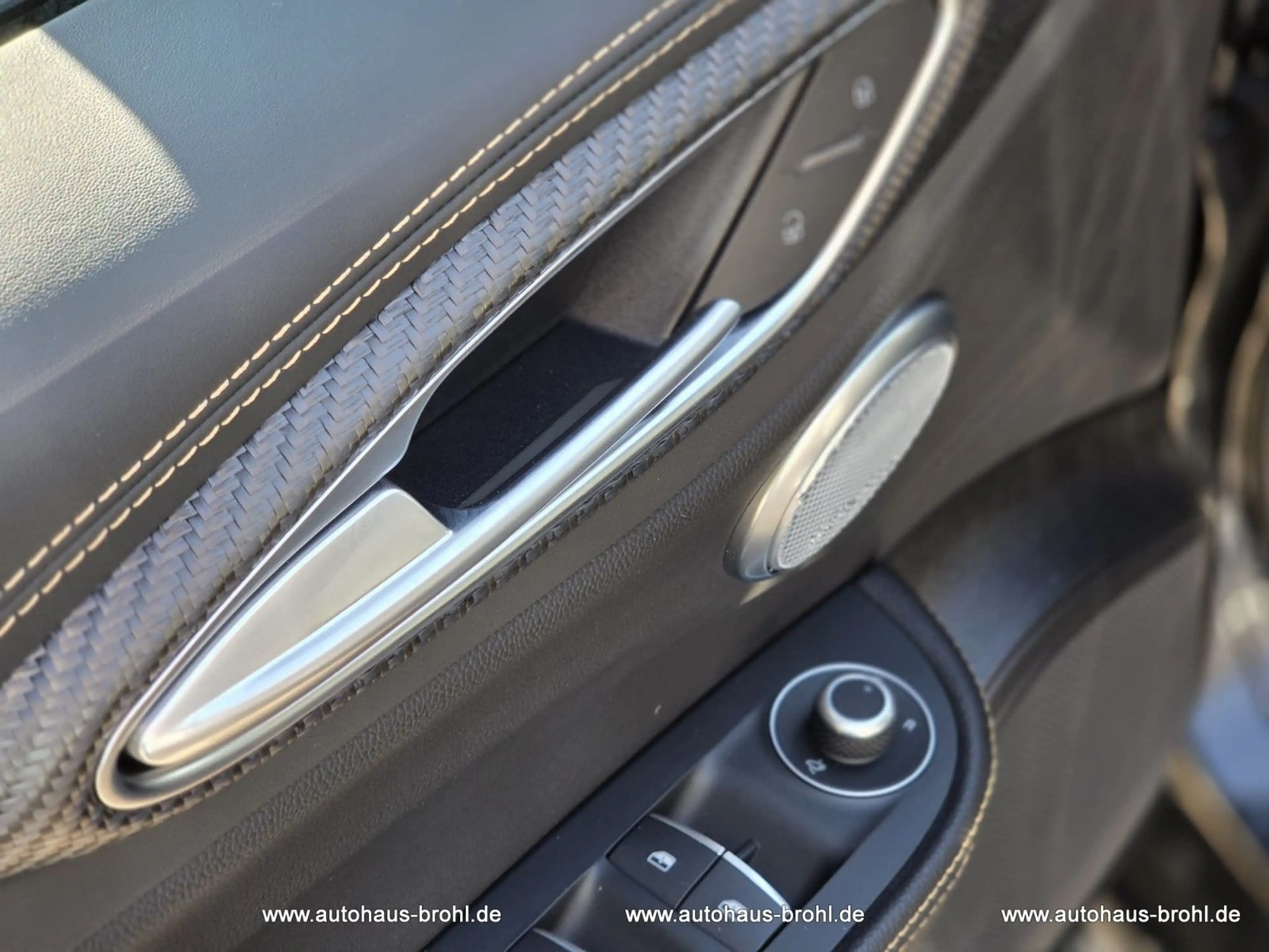 Alfa Romeo Giulia Quadrifoglio Oro Sondermodell — photo 14
