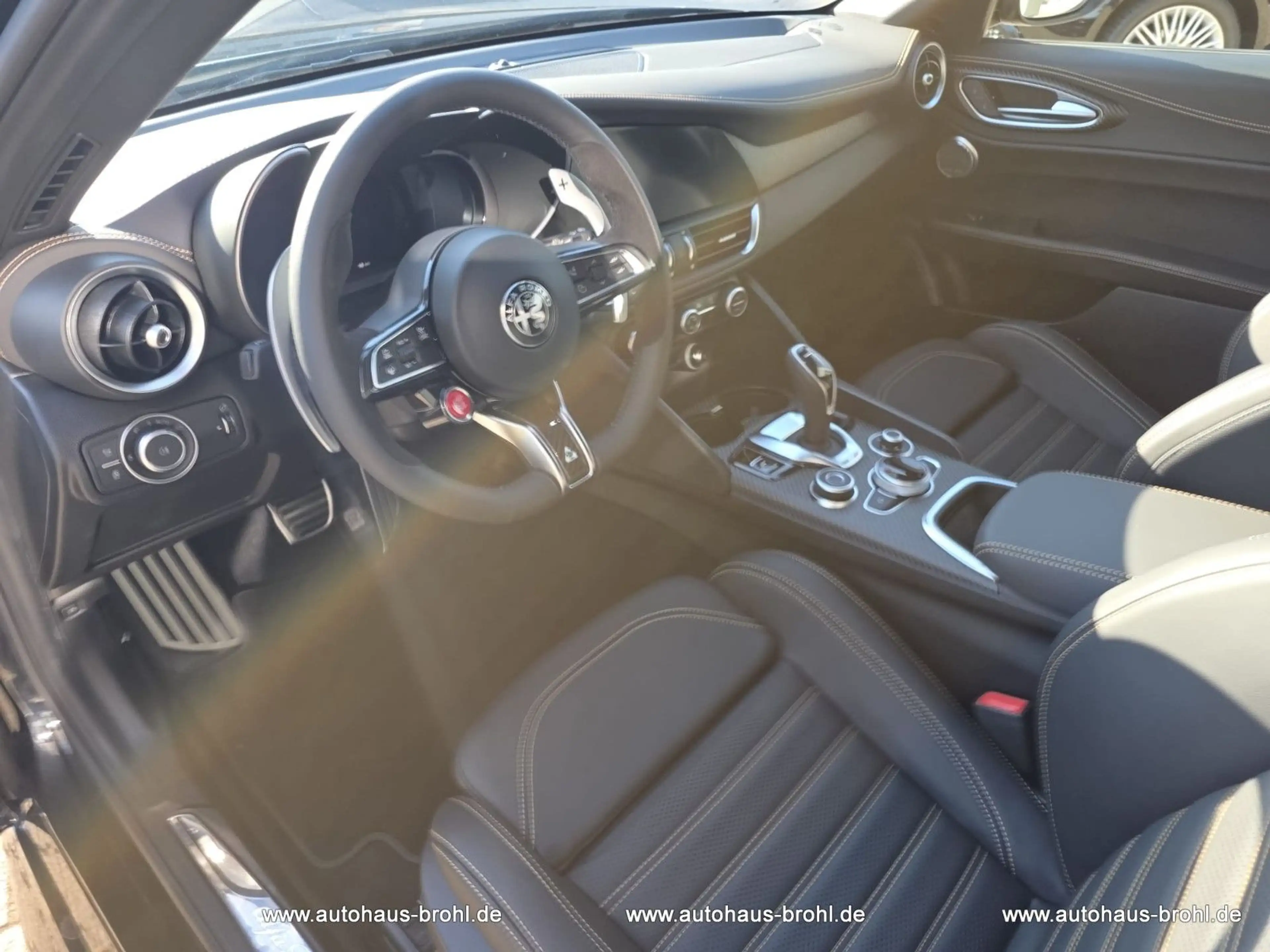 Alfa Romeo Giulia Quadrifoglio Oro Sondermodell — photo 9