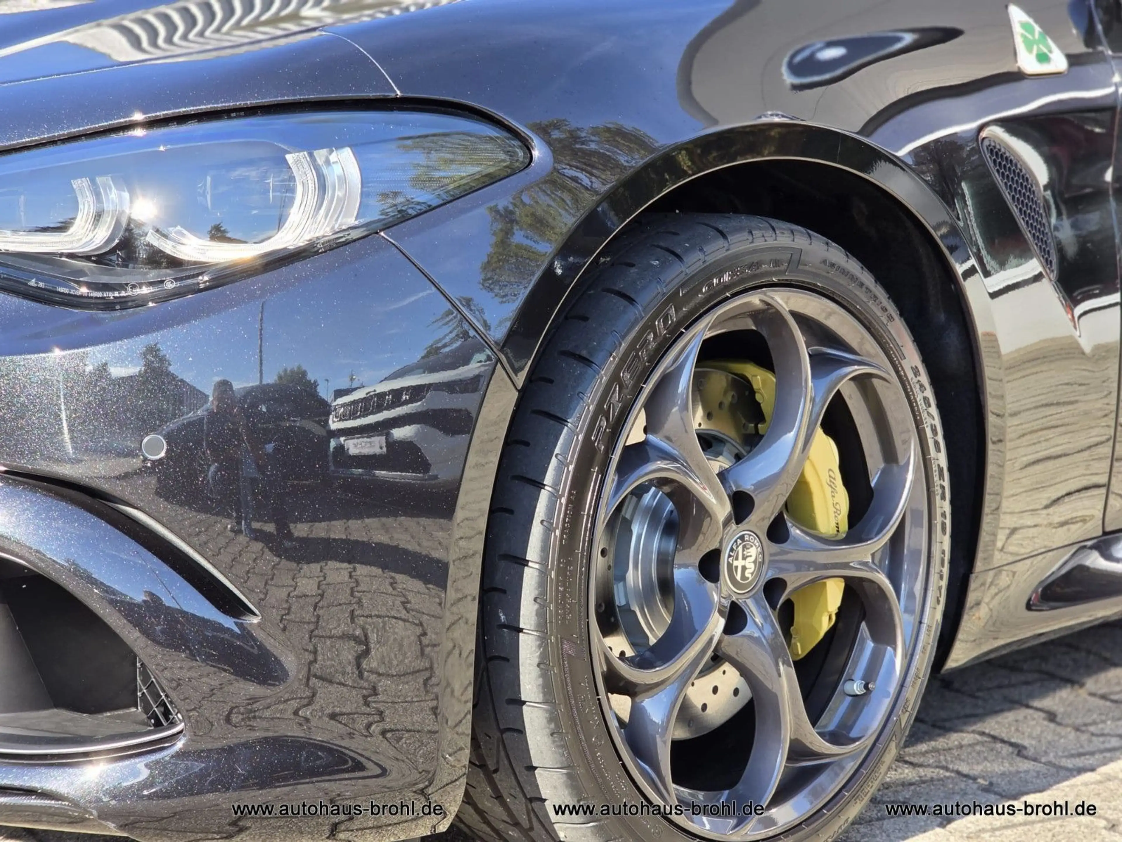 Alfa Romeo Giulia Quadrifoglio Oro Sondermodell — photo 7
