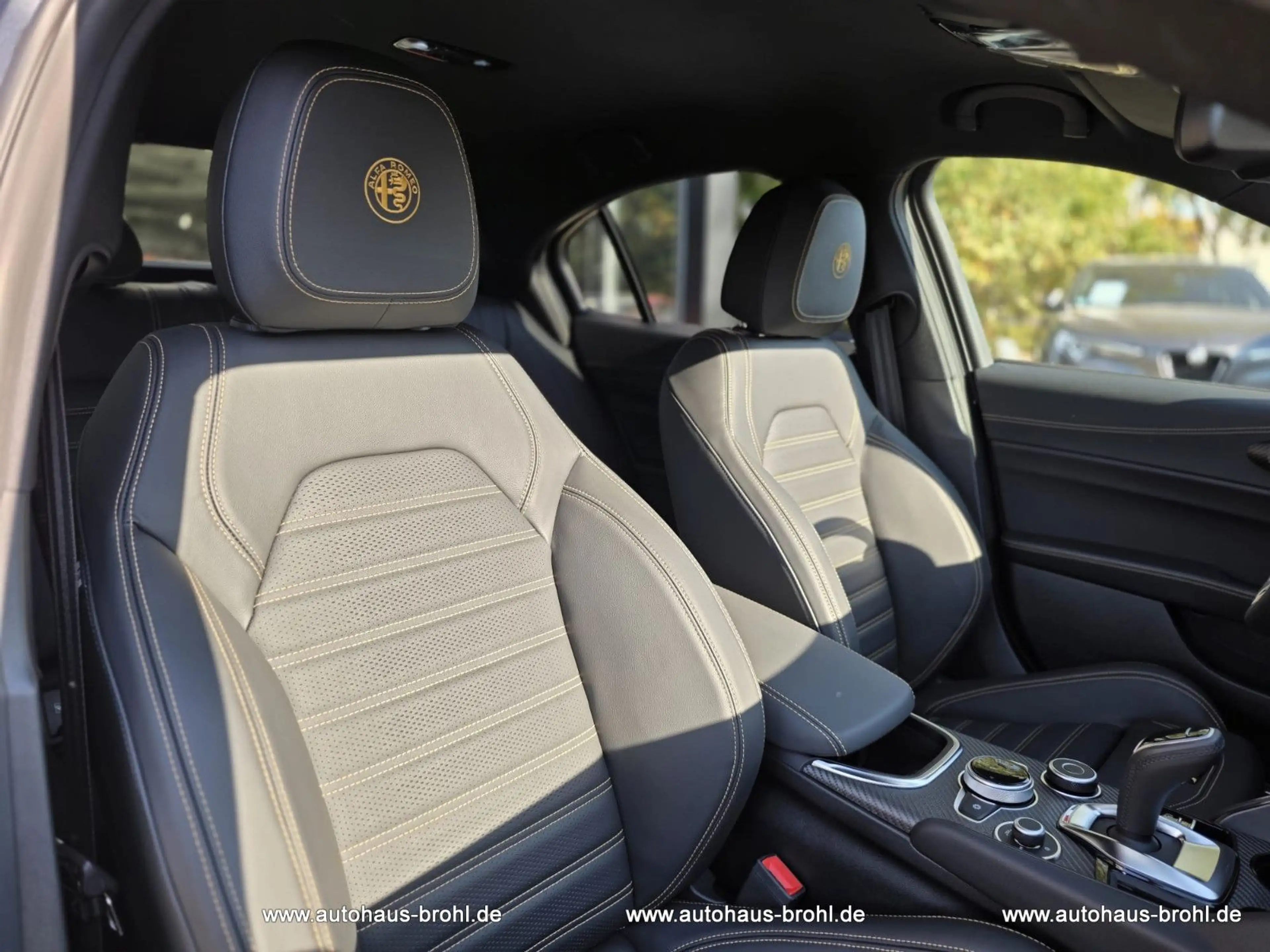 Alfa Romeo Giulia Quadrifoglio Oro Sondermodell — photo 12