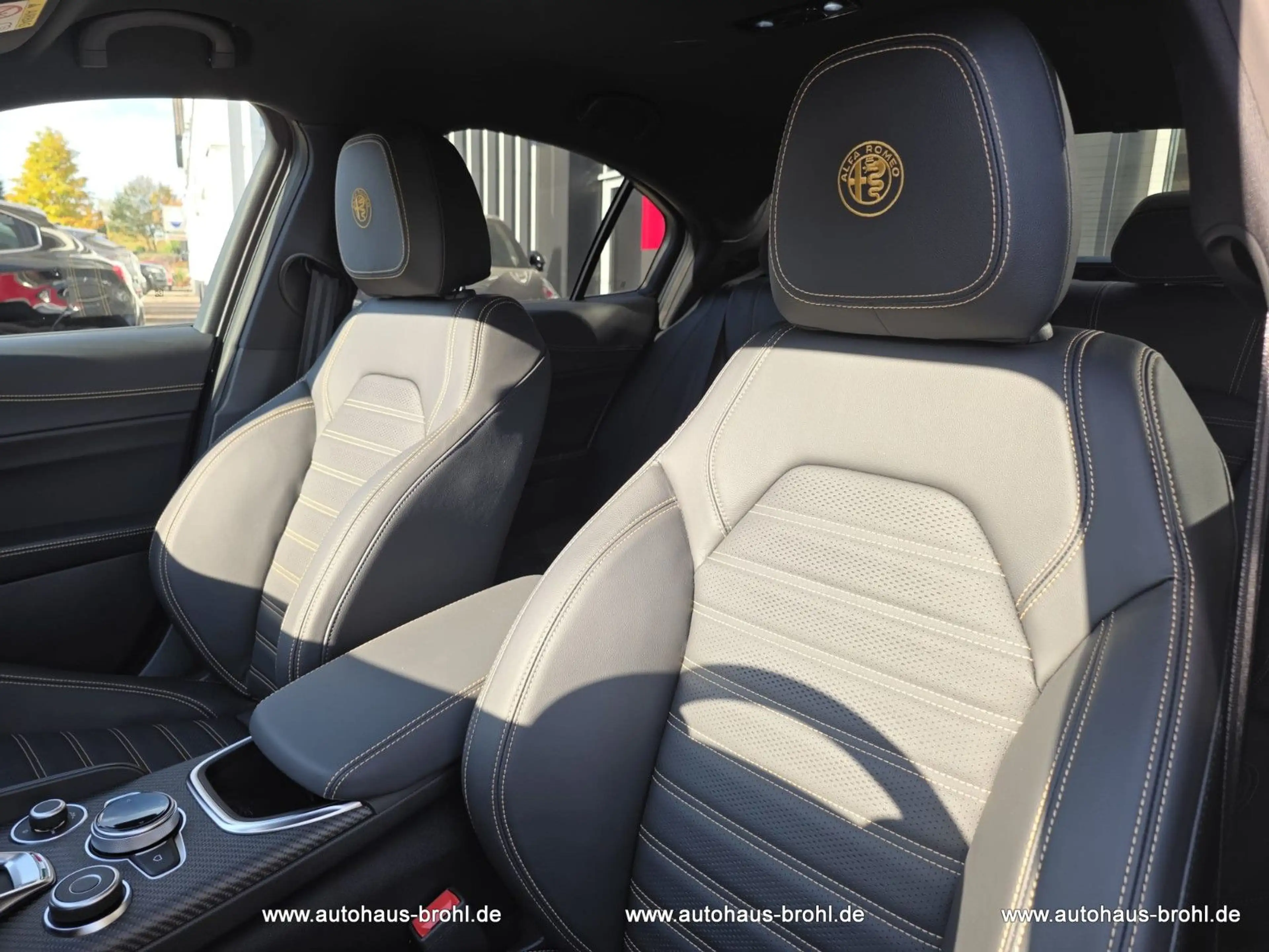 Alfa Romeo Giulia Quadrifoglio Oro Sondermodell — photo 13
