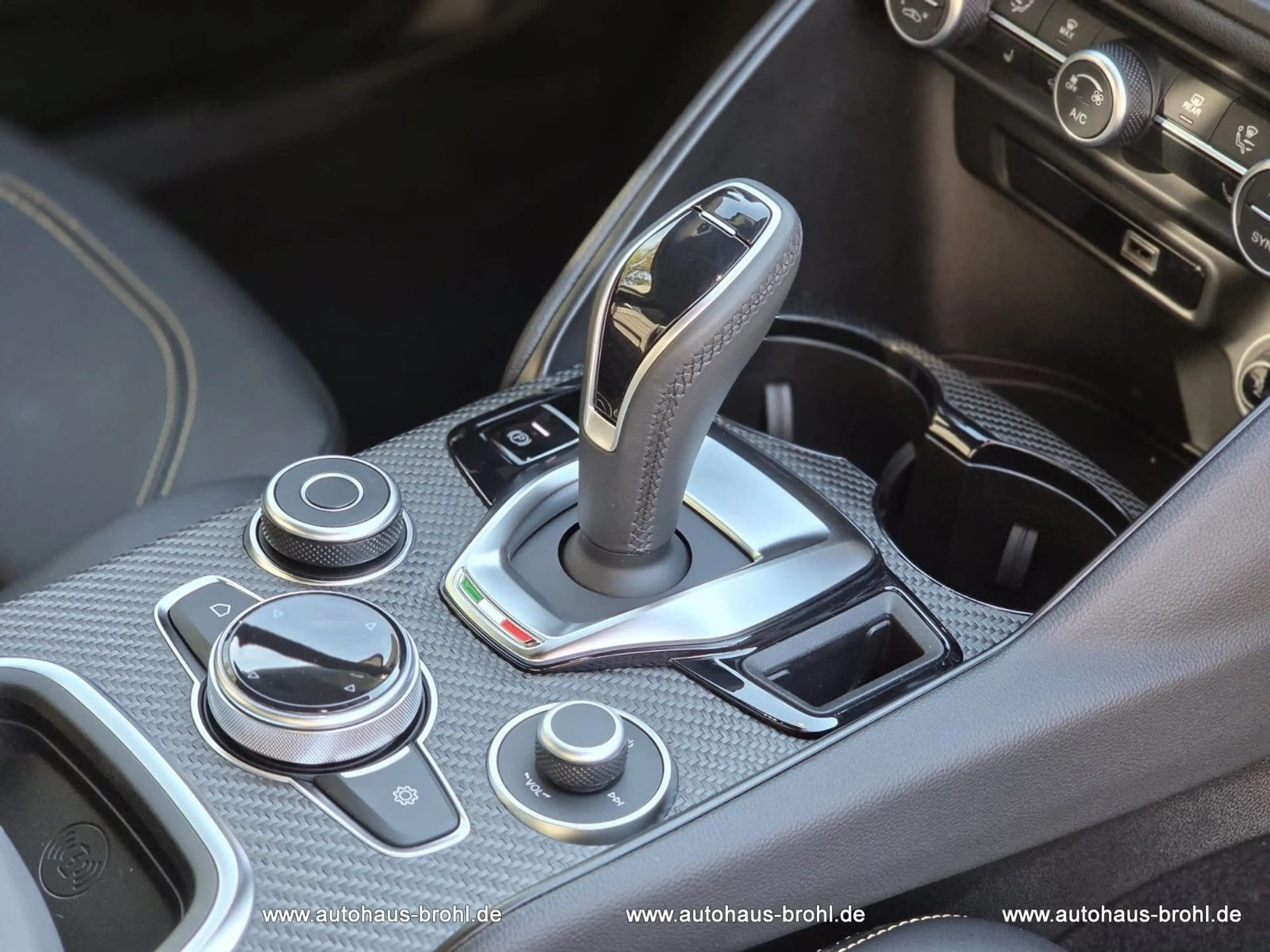 Alfa Romeo Giulia Quadrifoglio Oro Sondermodell — photo 10