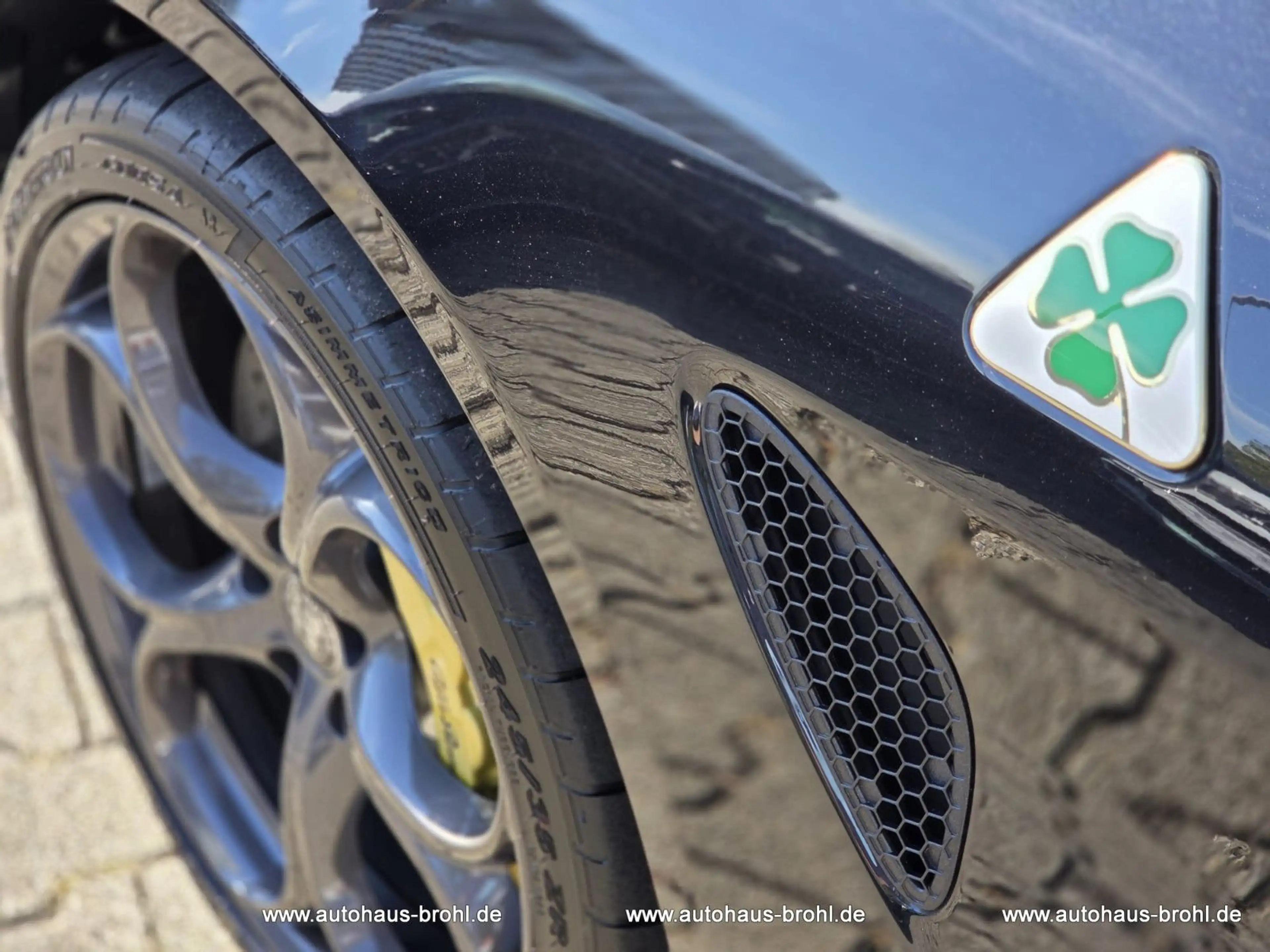 Alfa Romeo Giulia Quadrifoglio Oro Sondermodell — photo 8