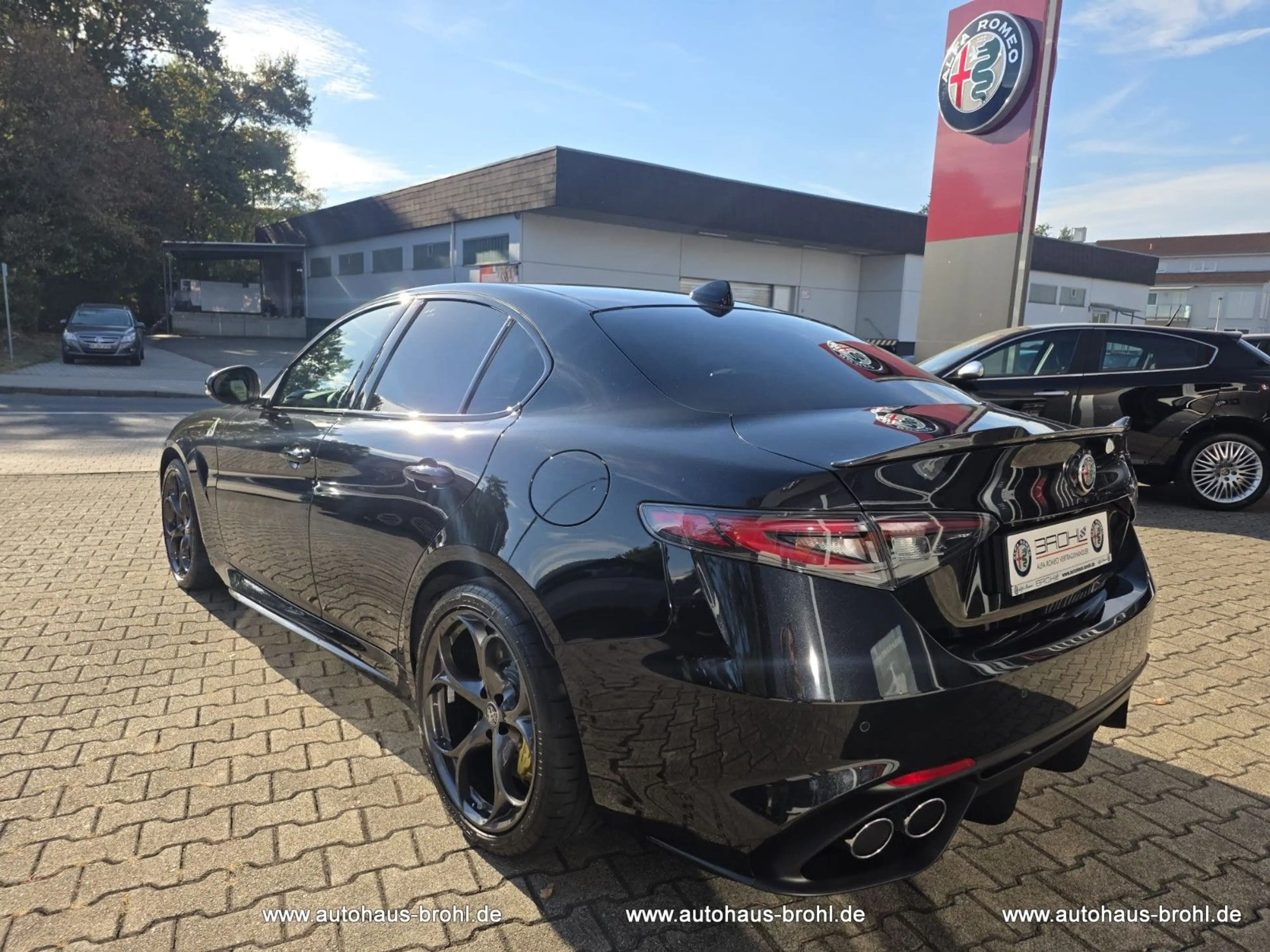 Alfa Romeo Giulia Quadrifoglio Oro Sondermodell — photo 6