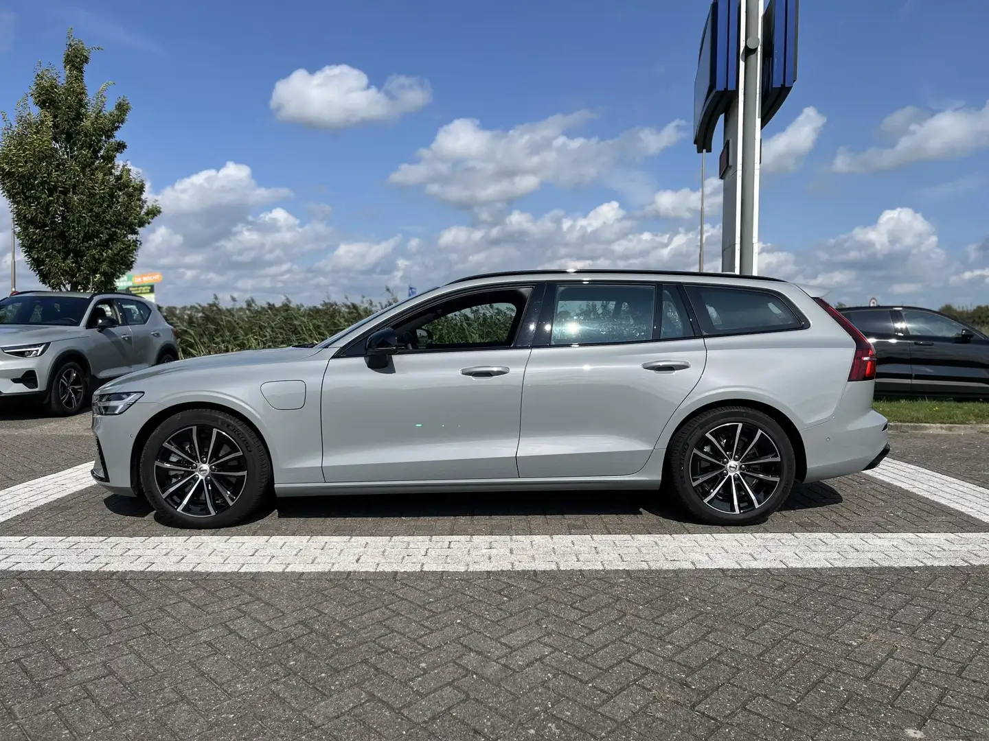Volvo V60 T6 Plug-in hybrid AWD Plus Dark | 360 Camera | Mem Grau - 2