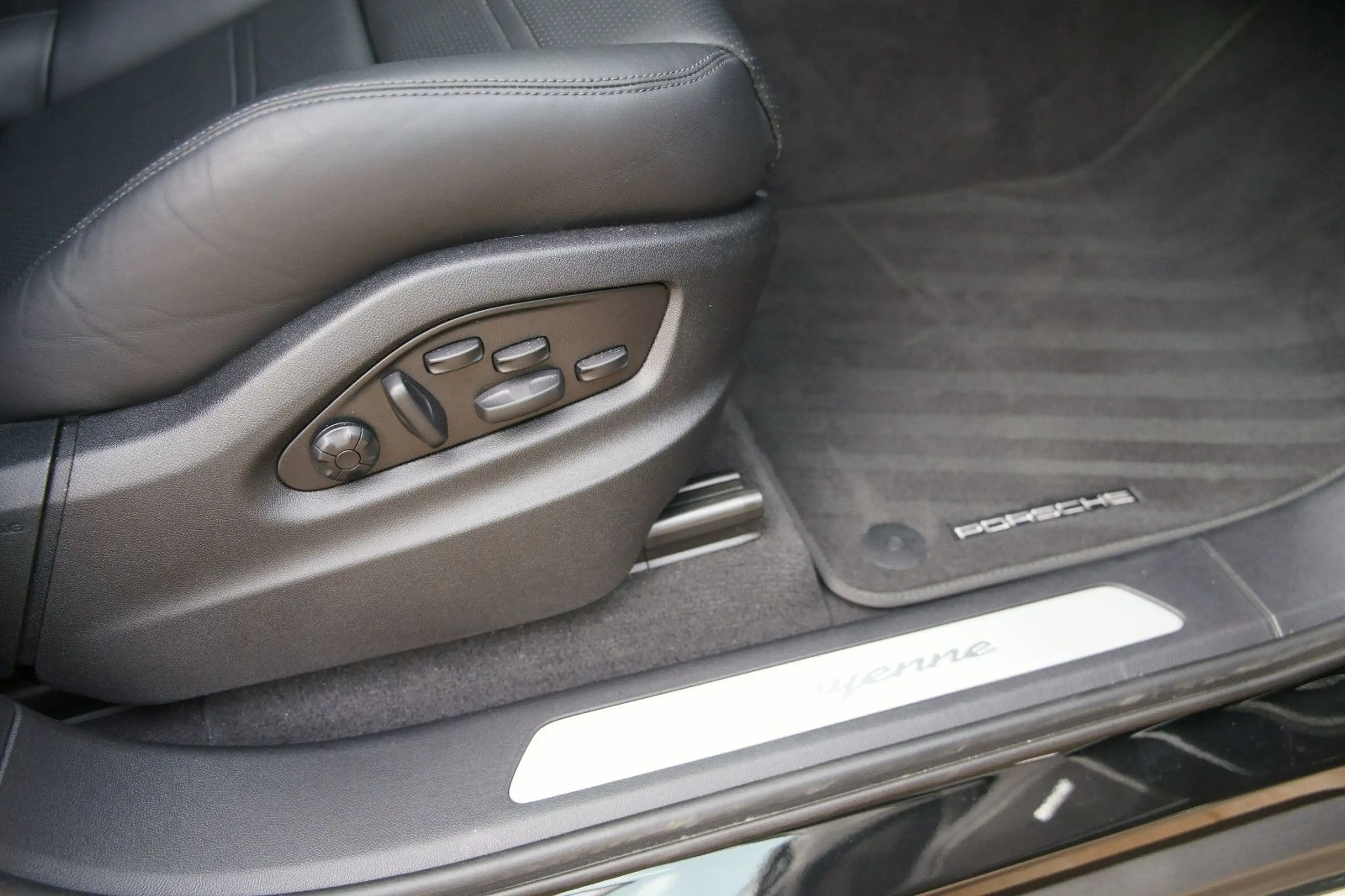 Porsche Cayenne Coupe E-Hybrid /AHK/INNO/HEADUP — photo 13