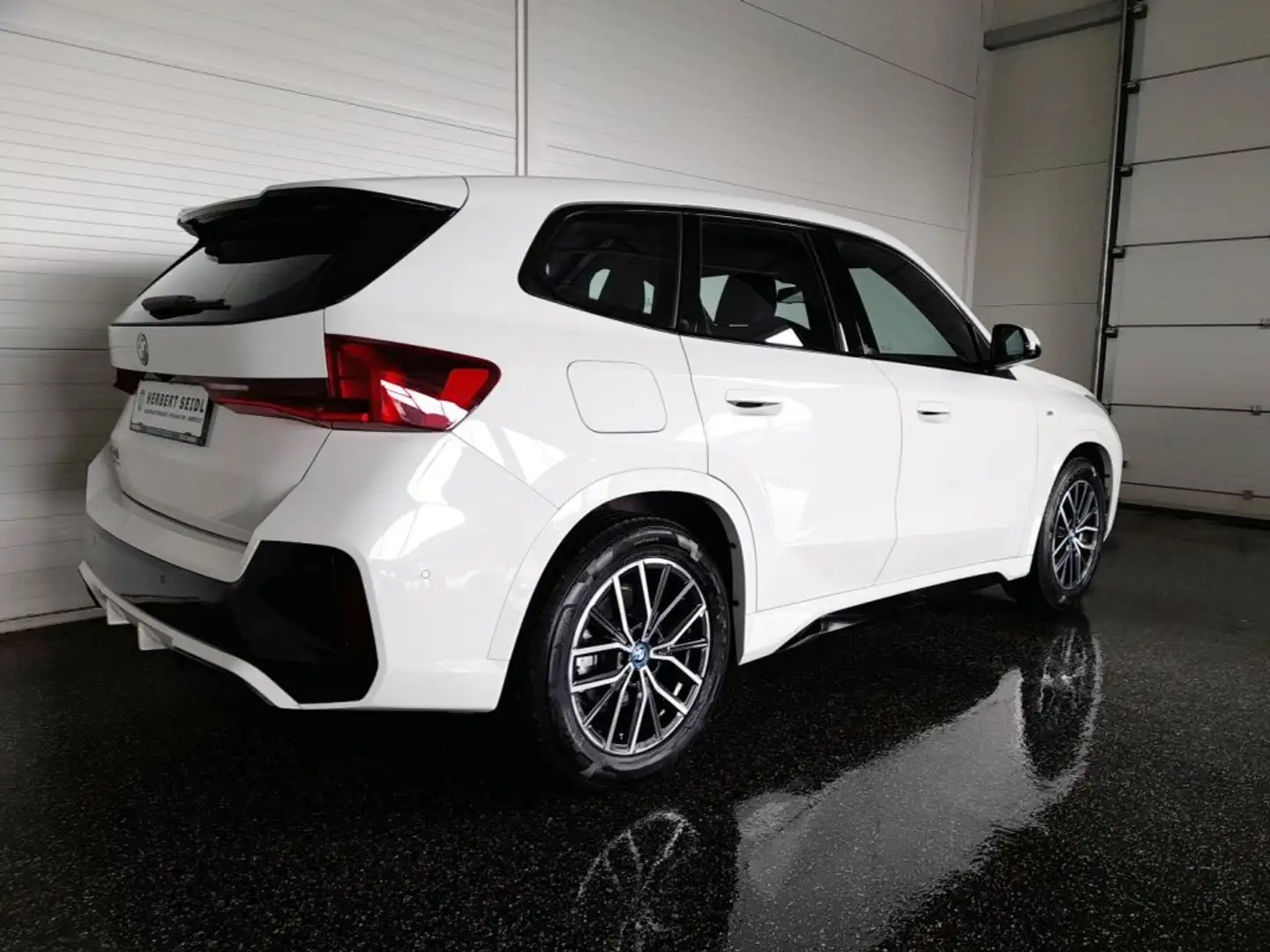 BMW iX1 30e M-SPORT 4x4 Aut. *VOLL LED / NAVI / WIDESCREEN DISPLAY / 18 ZOLL / KAMERA / E-KLAPPE / 2-ZONEN-KLIMA* Weiß - 2