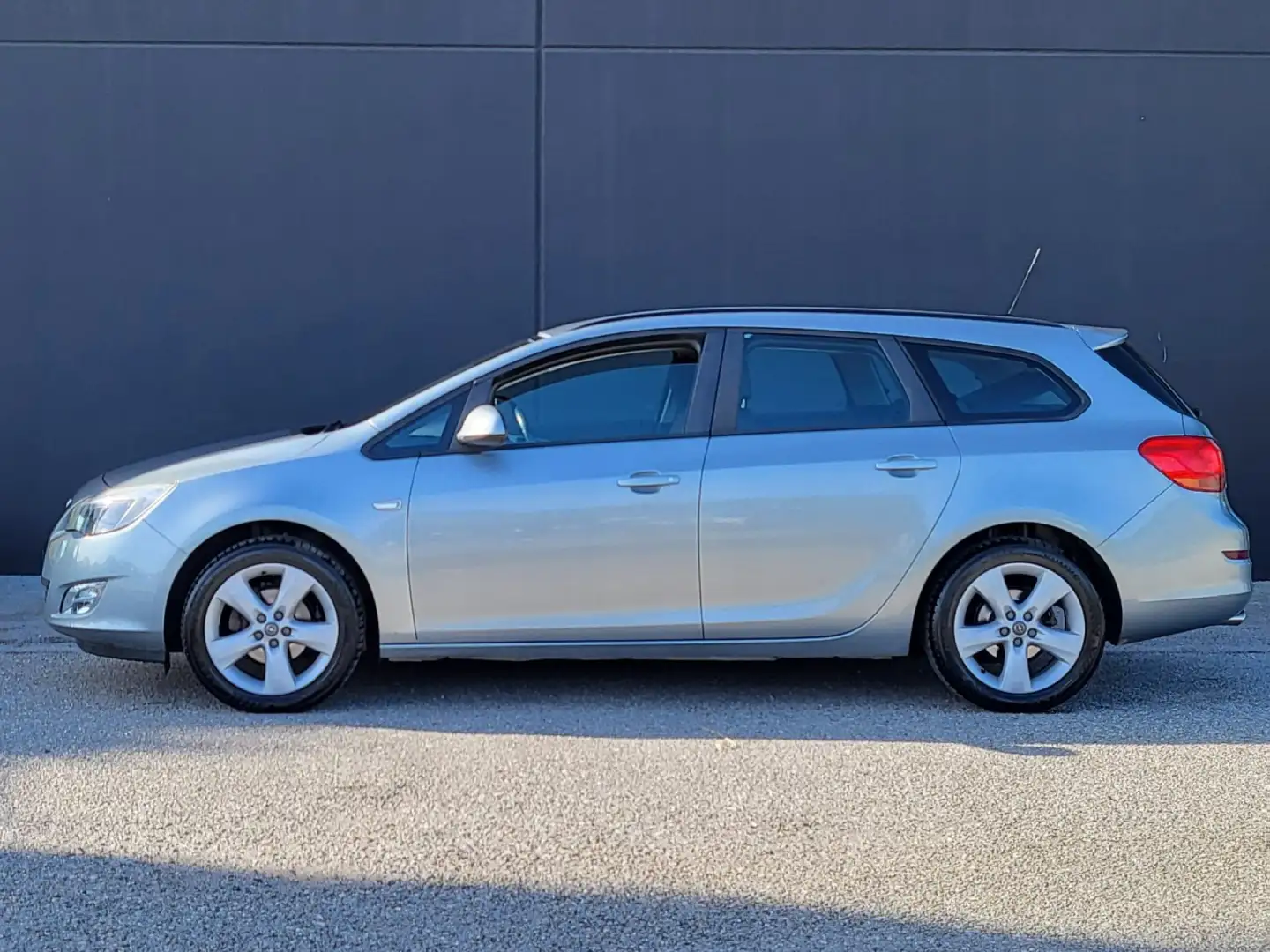 Opel Astra 1.4 GPL TECH  140CV Sports Tourer Elective siva - 2
