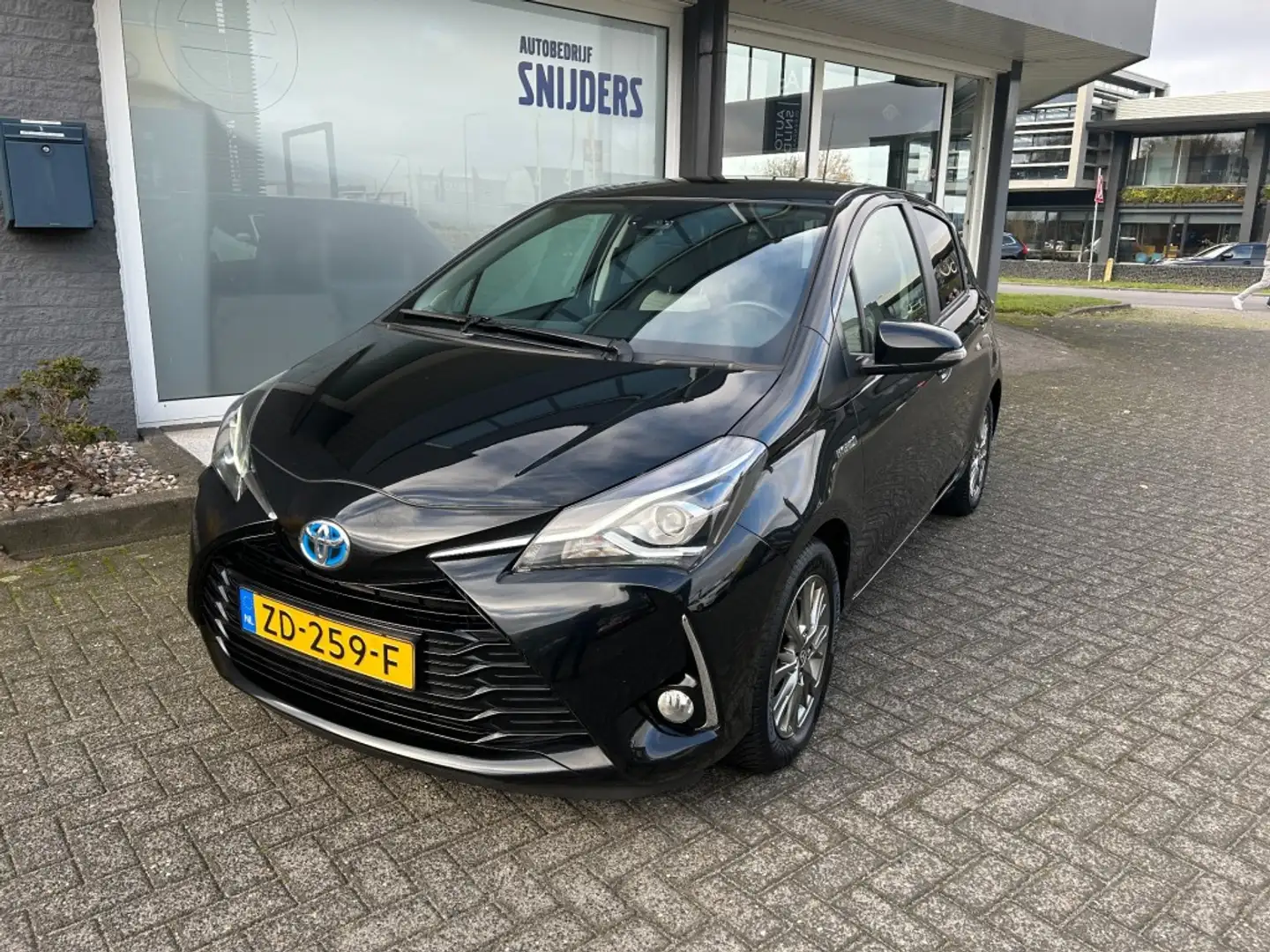 Toyota Yaris 1.5 HYBRID. DYNAMIC AUTOMAAT Noir - 1