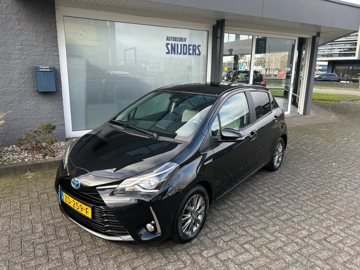 Toyota Yaris 1.5 HYBRID. DYNAMIC AUTOMAAT Noir - 2