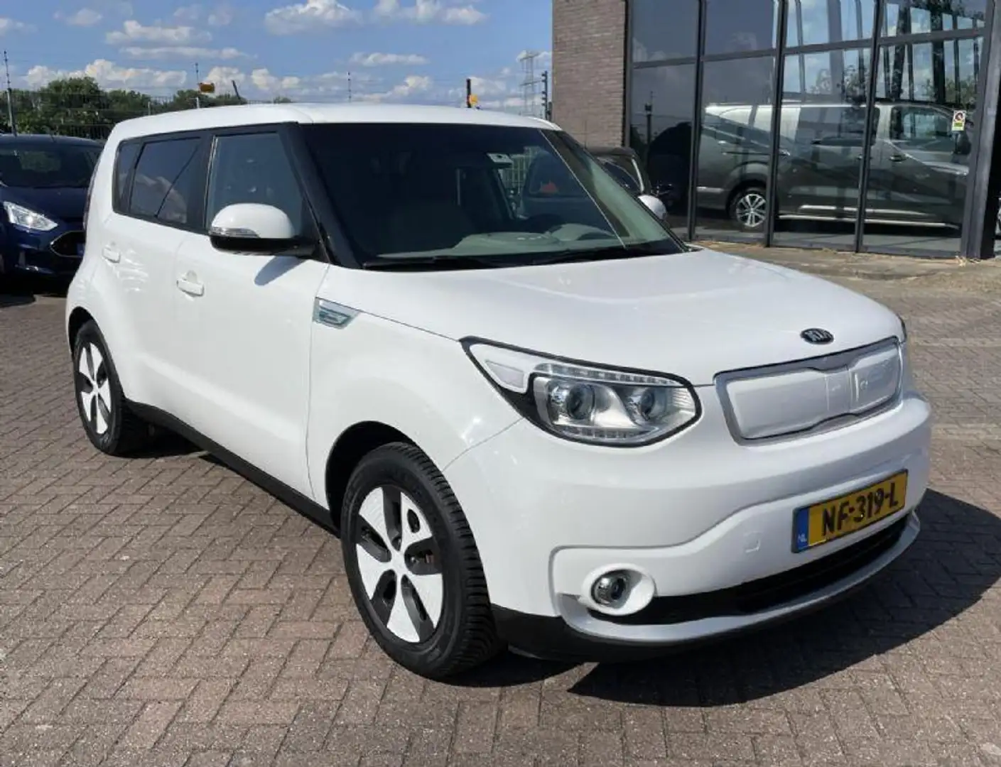 Kia Soul EV ExecutiveLine 27kWh, AUTOMAAT, 1E EIG, NAP, VOL Wit - 2