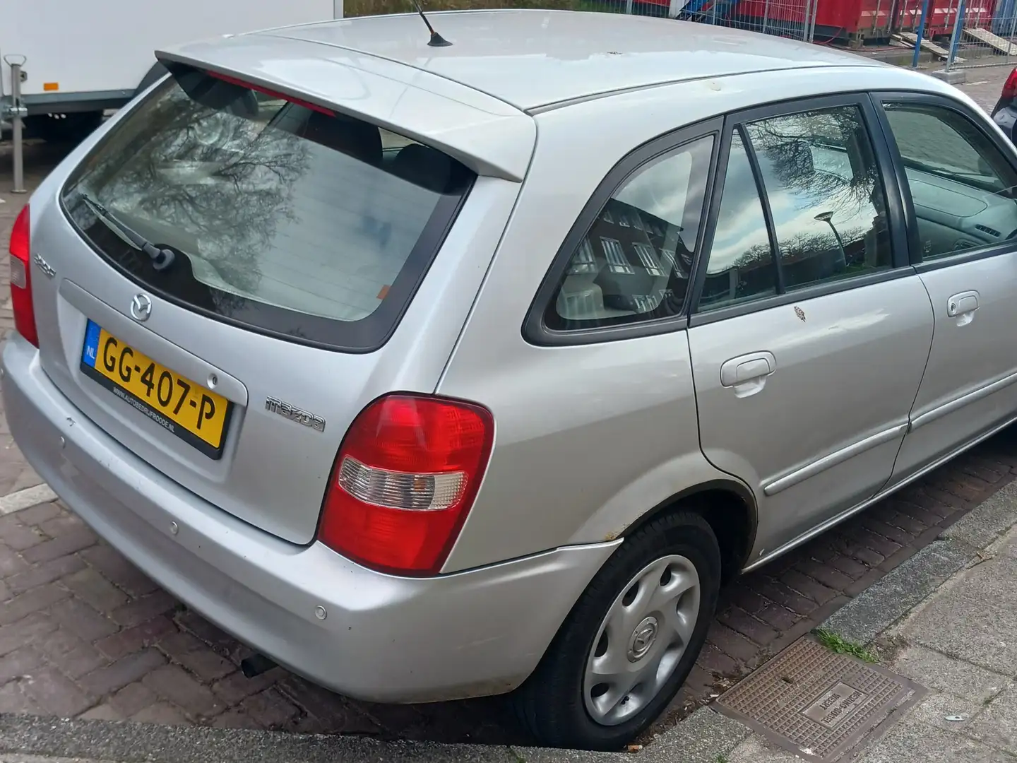 Mazda 323 323 1.3i Comfort srebrna - 2