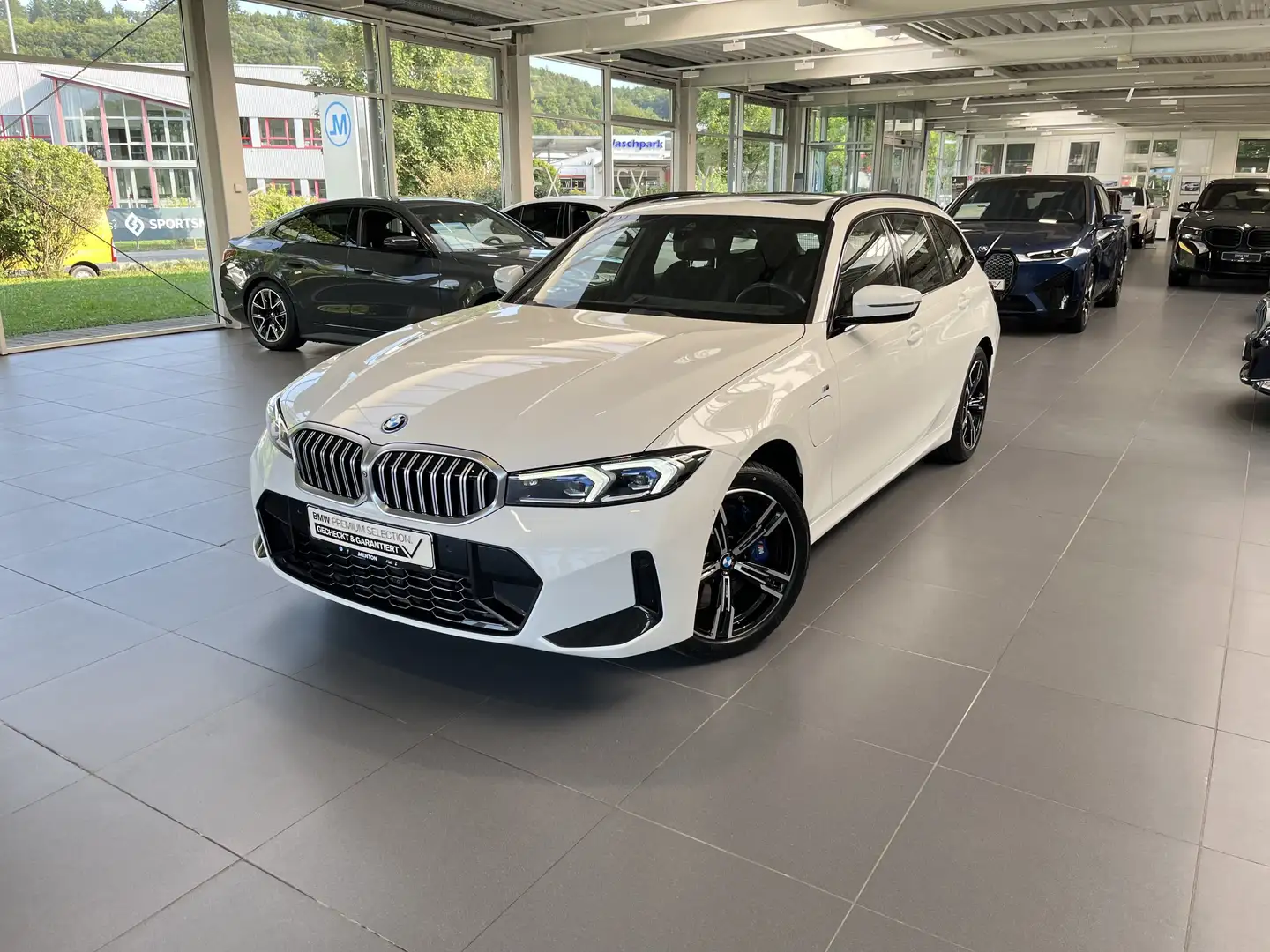 BMW 330 e xDrive ab 549,00.-²/M-Sport/AHK/Pano/Head-Up/HiF Weiß - 1