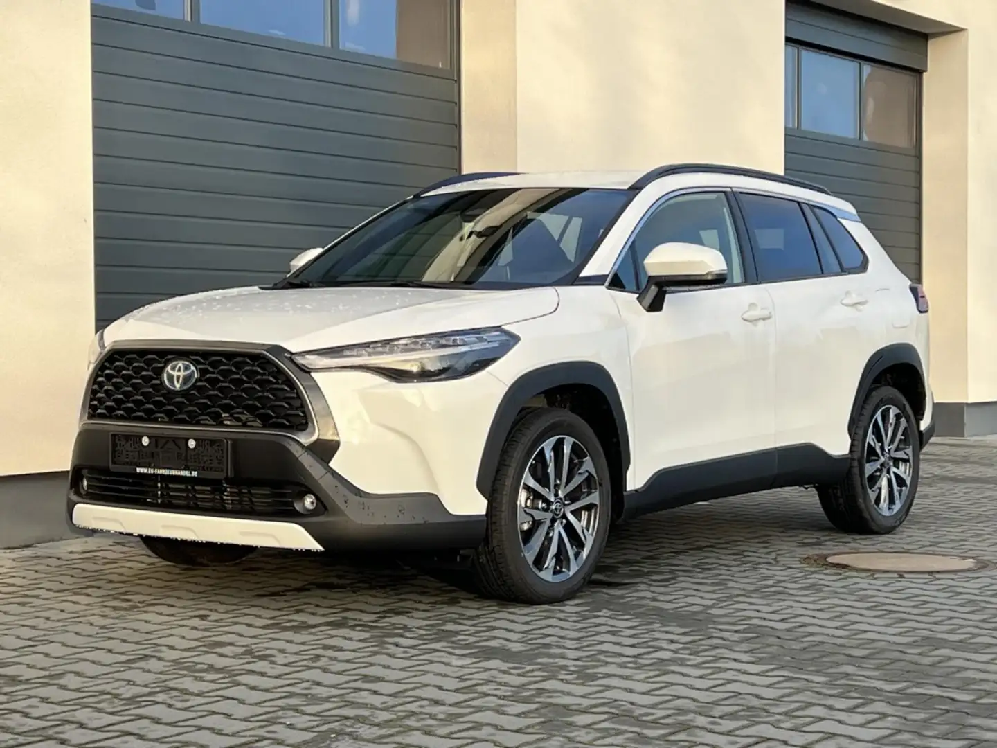 Toyota Corolla Cross Style Comfort 2,0 Hybrid AWD-i Facelift Weiß - 1