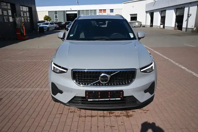 Volvo XC40 view 3