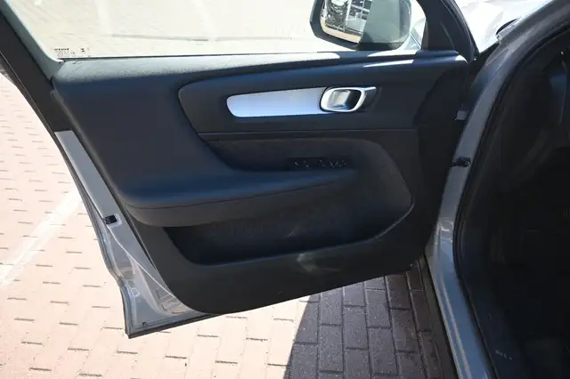 Volvo XC40 view 14