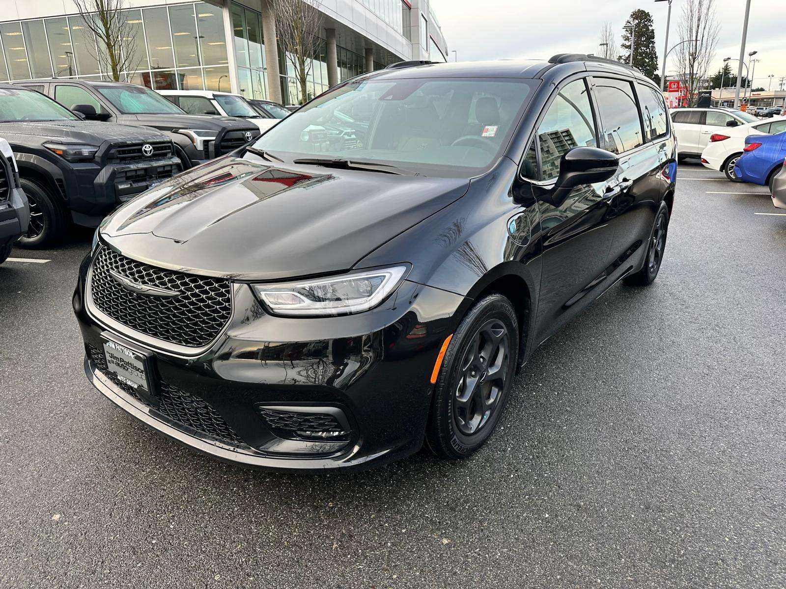 2023 Chrysler Pacifica Touring L Hybrid Family Van | Blowout Pricing | alt 2