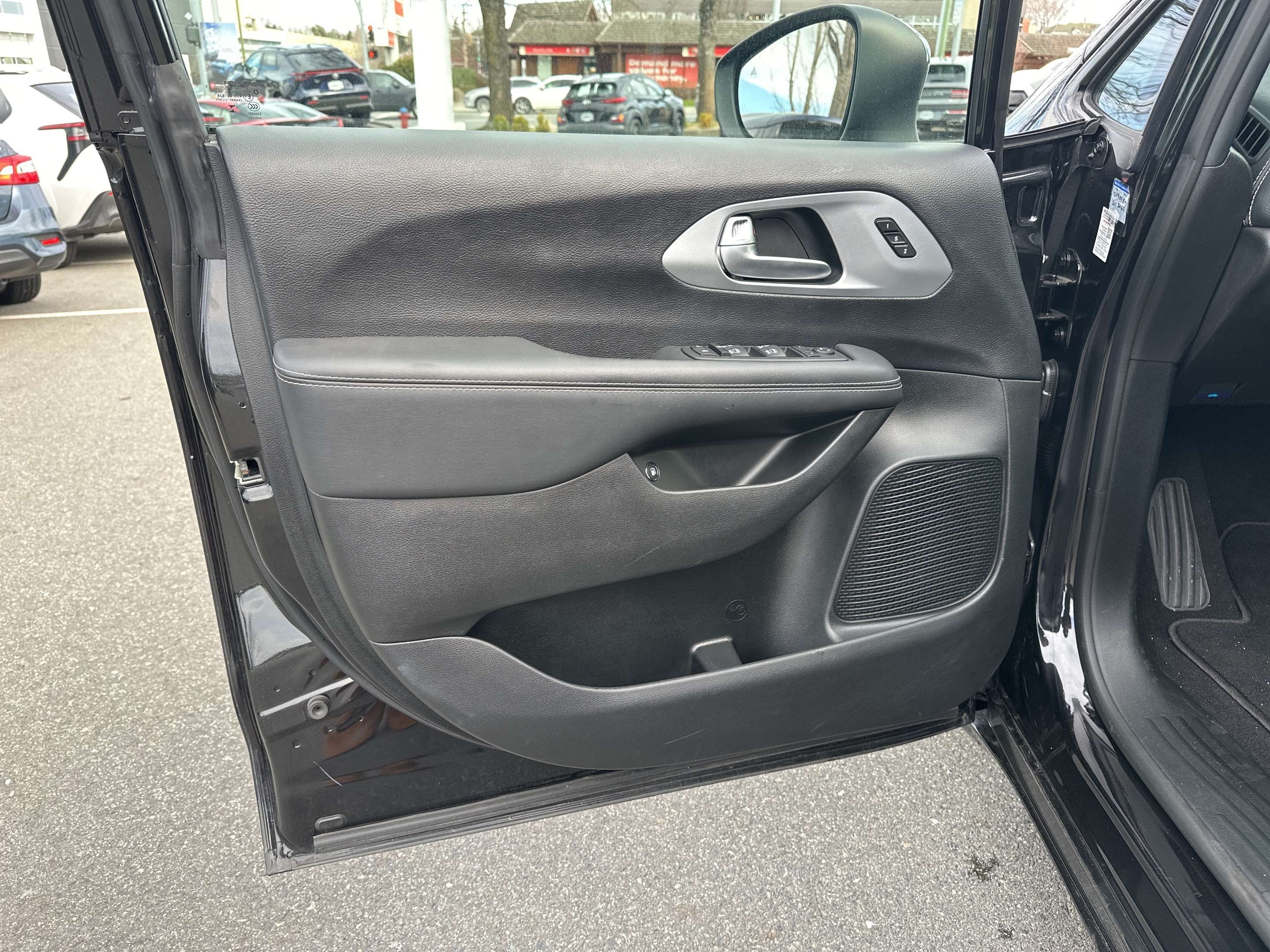 2023 Chrysler Pacifica Touring L Hybrid Family Van | Blowout Pricing | thumb 16