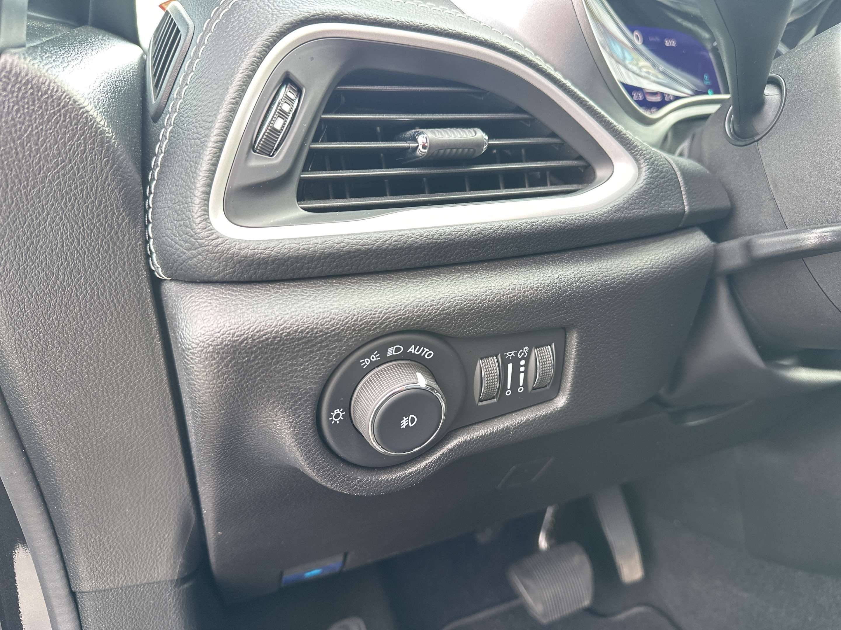 2023 Chrysler Pacifica Touring L Hybrid Family Van | Blowout Pricing | thumb 23