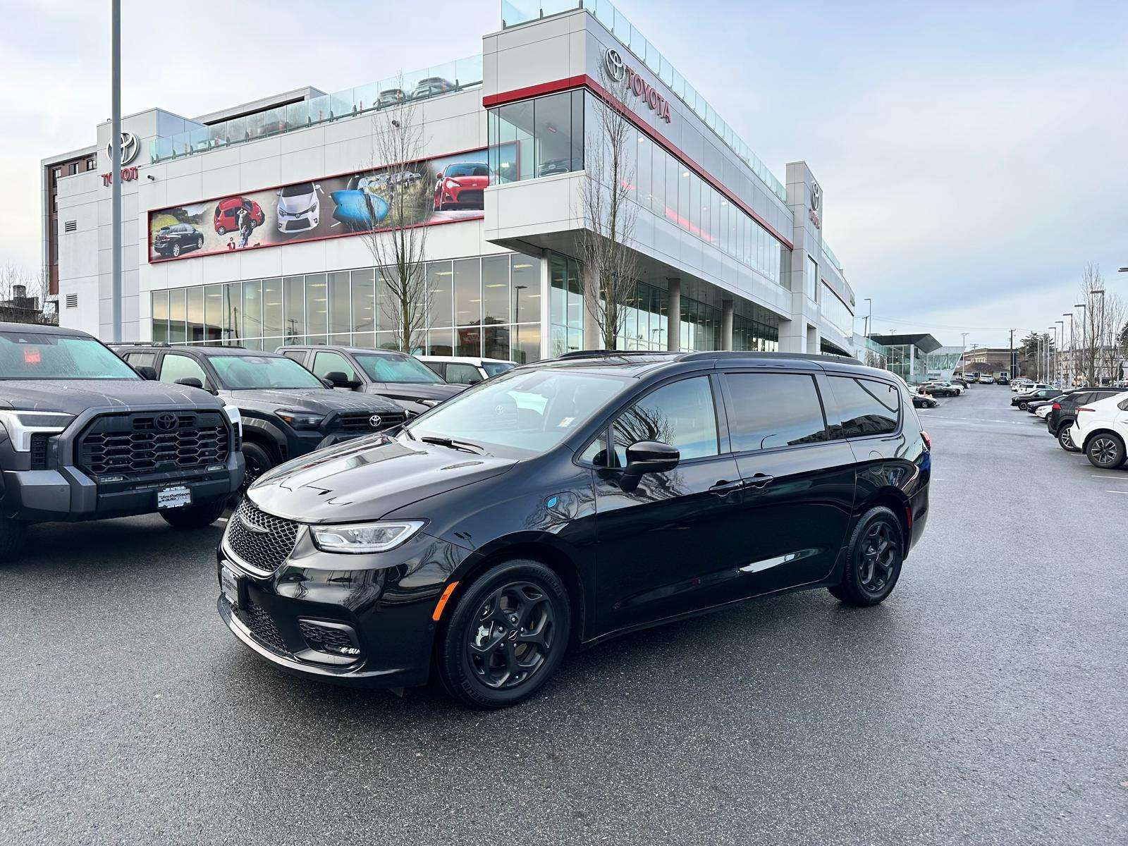 2023 Chrysler Pacifica Touring L Hybrid Family Van | Blowout Pricing | alt 4