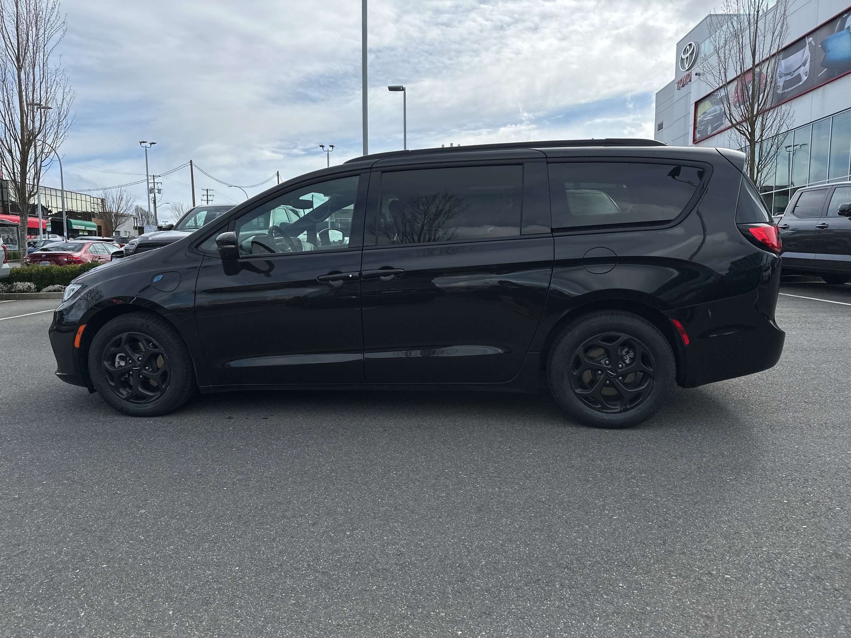 2023 Chrysler Pacifica Touring L Hybrid Family Van | Blowout Pricing | thumb 14