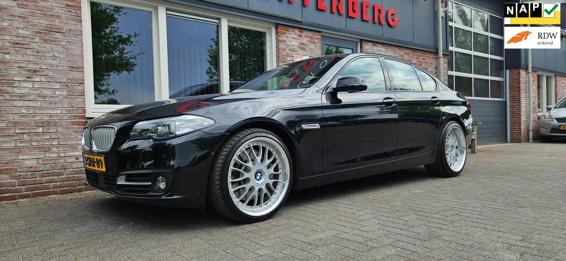 BMW 550 5-serie 550xi 450PK! Leer! NAP! Xenon! 20INCH! Net Černá - 1