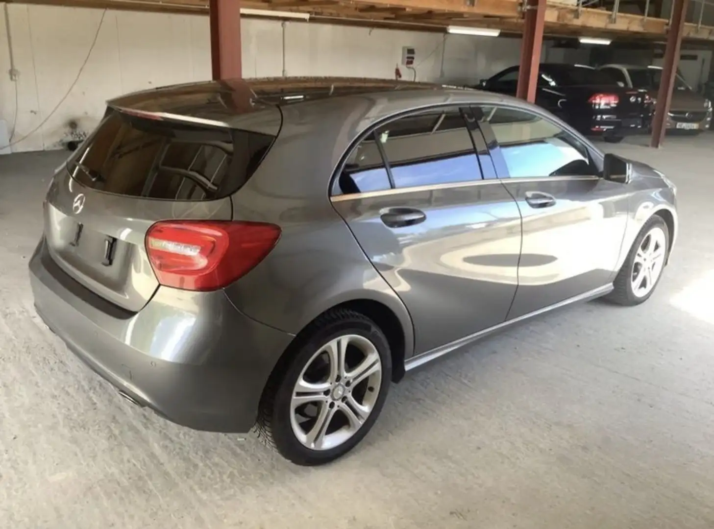 Mercedes-Benz A 180 Mercedes  BlueEFFICIENCY Urban Gris - 1
