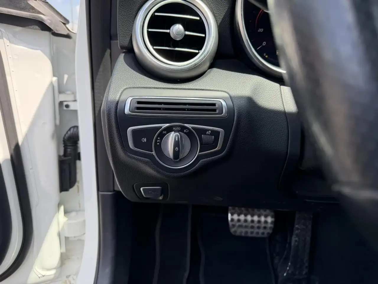 Mercedes-Benz C-Class снимка Mercedes-Benz C-Class