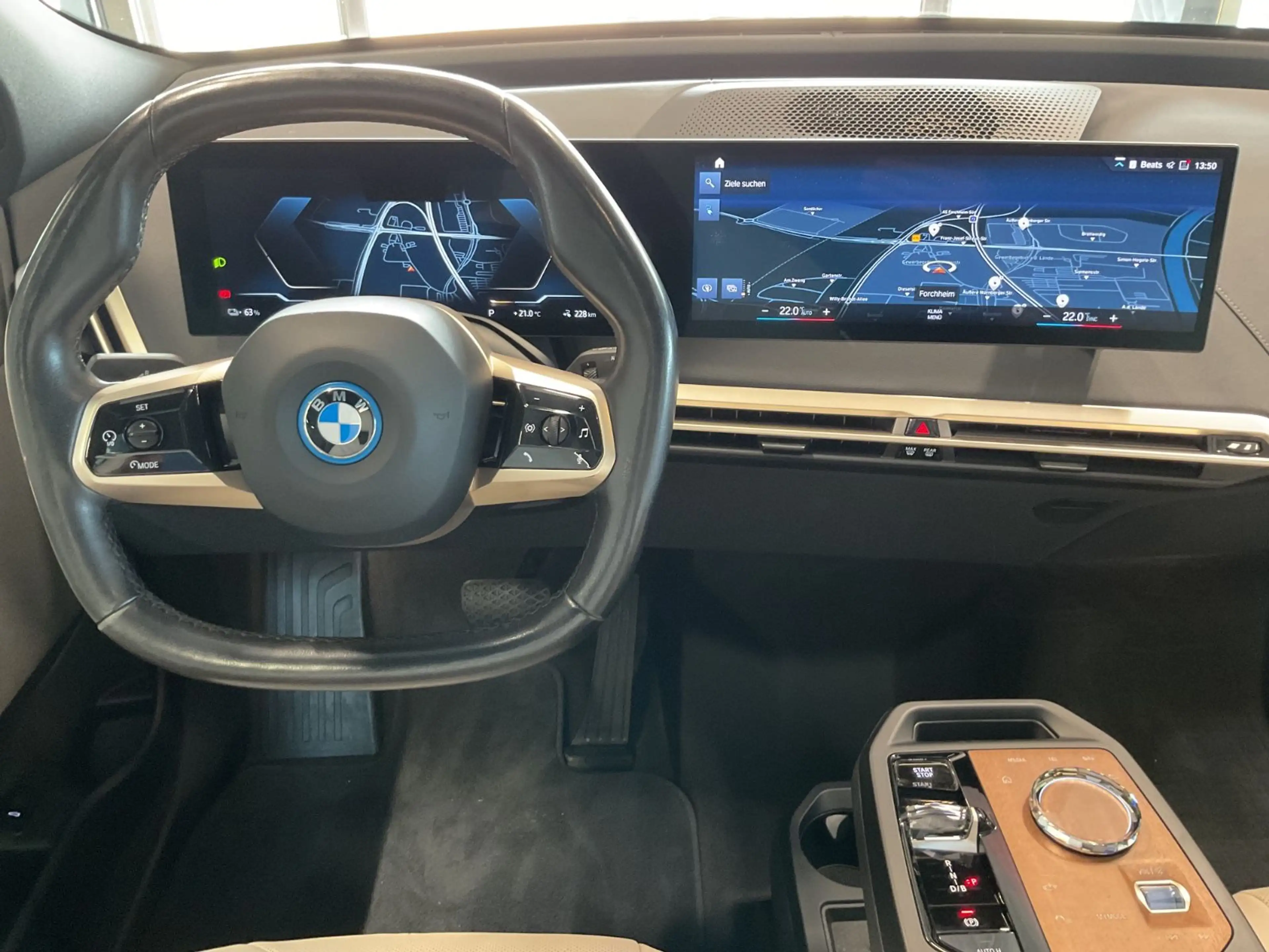BMW iX 40 Sport H&K HuD Sky Lounge Sitzbelüft. 360° — photo 13