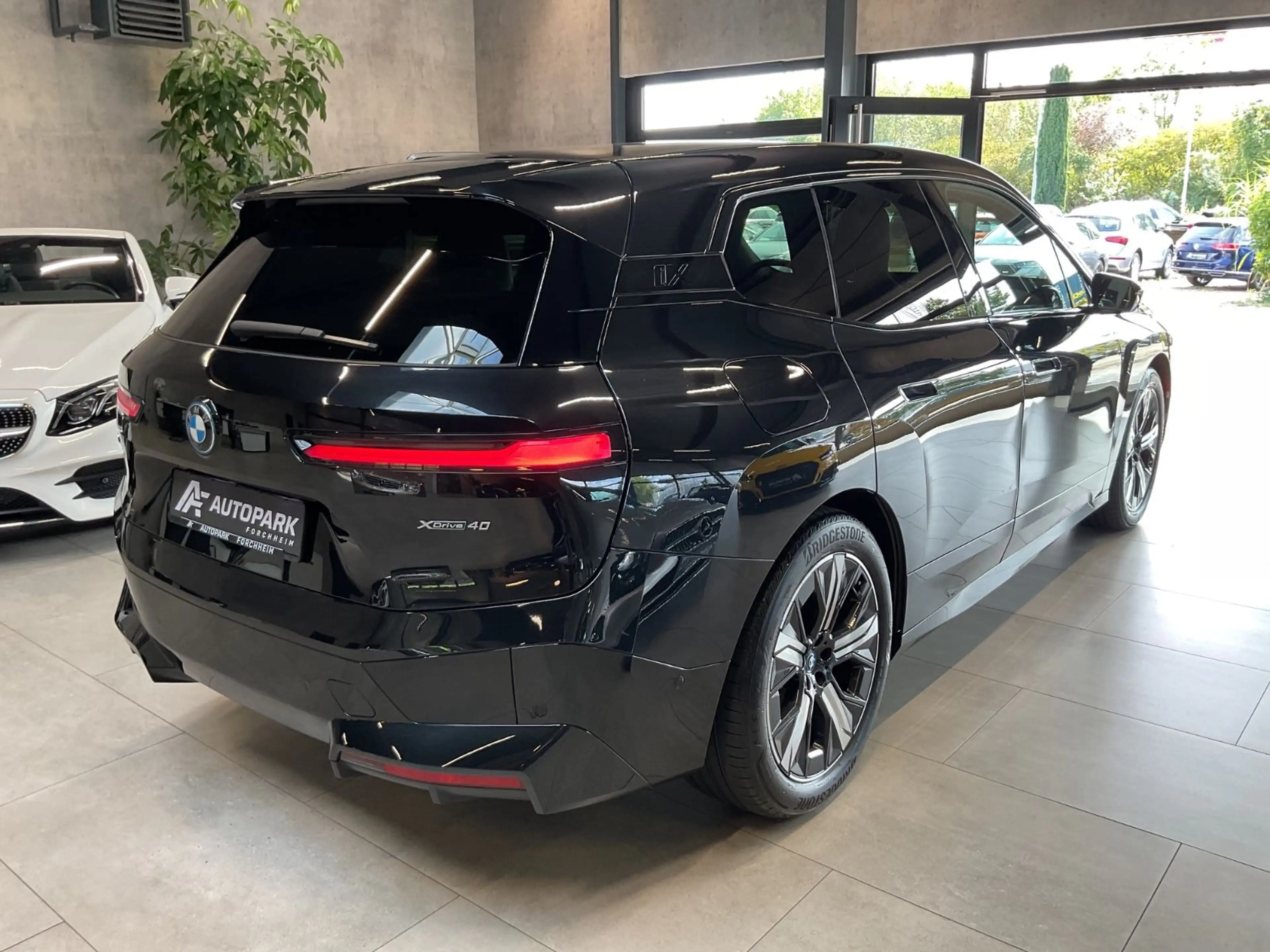 BMW iX 40 Sport H&K HuD Sky Lounge Sitzbelüft. 360° — photo 4