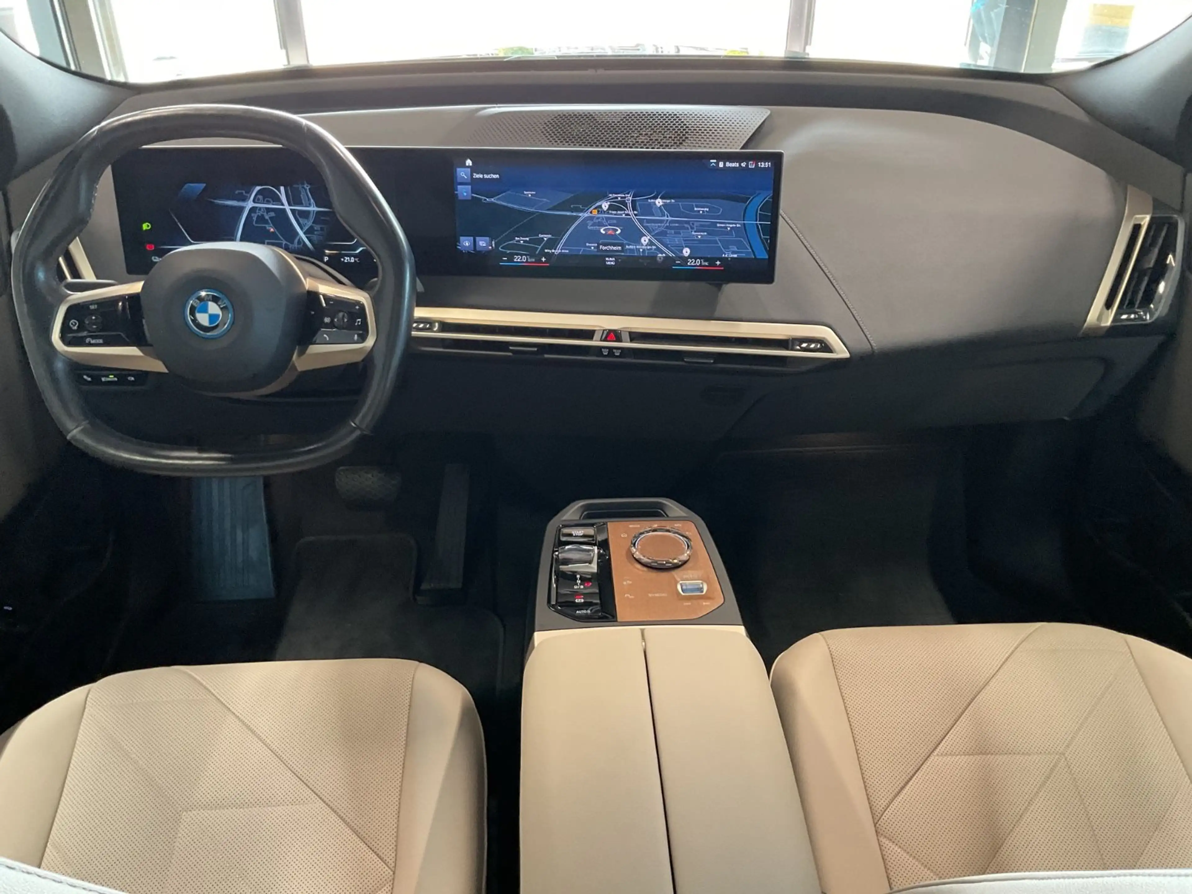 BMW iX 40 Sport H&K HuD Sky Lounge Sitzbelüft. 360° — photo 14