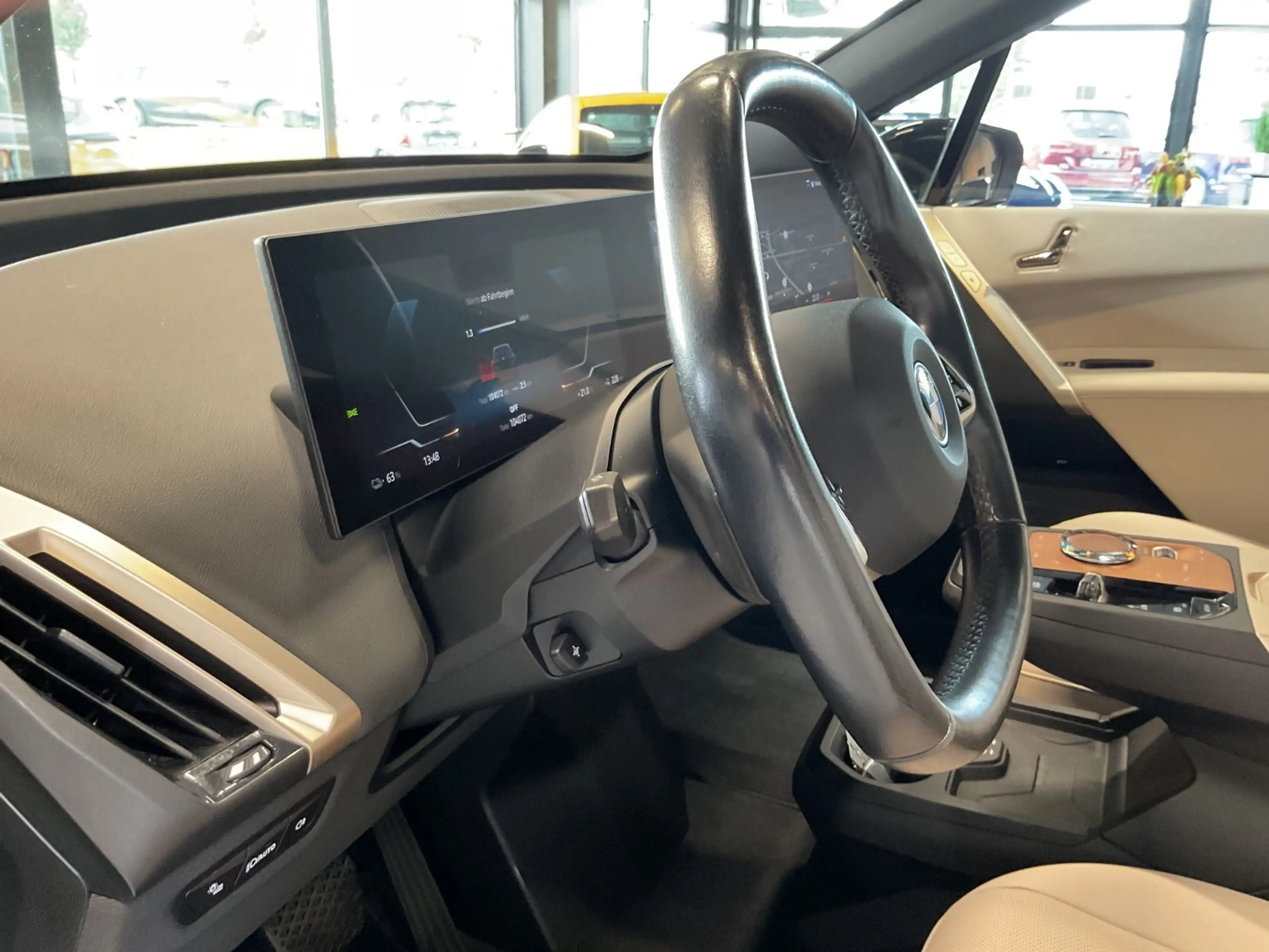 BMW iX 40 Sport H&K HuD Sky Lounge Sitzbelüft. 360° — photo 9
