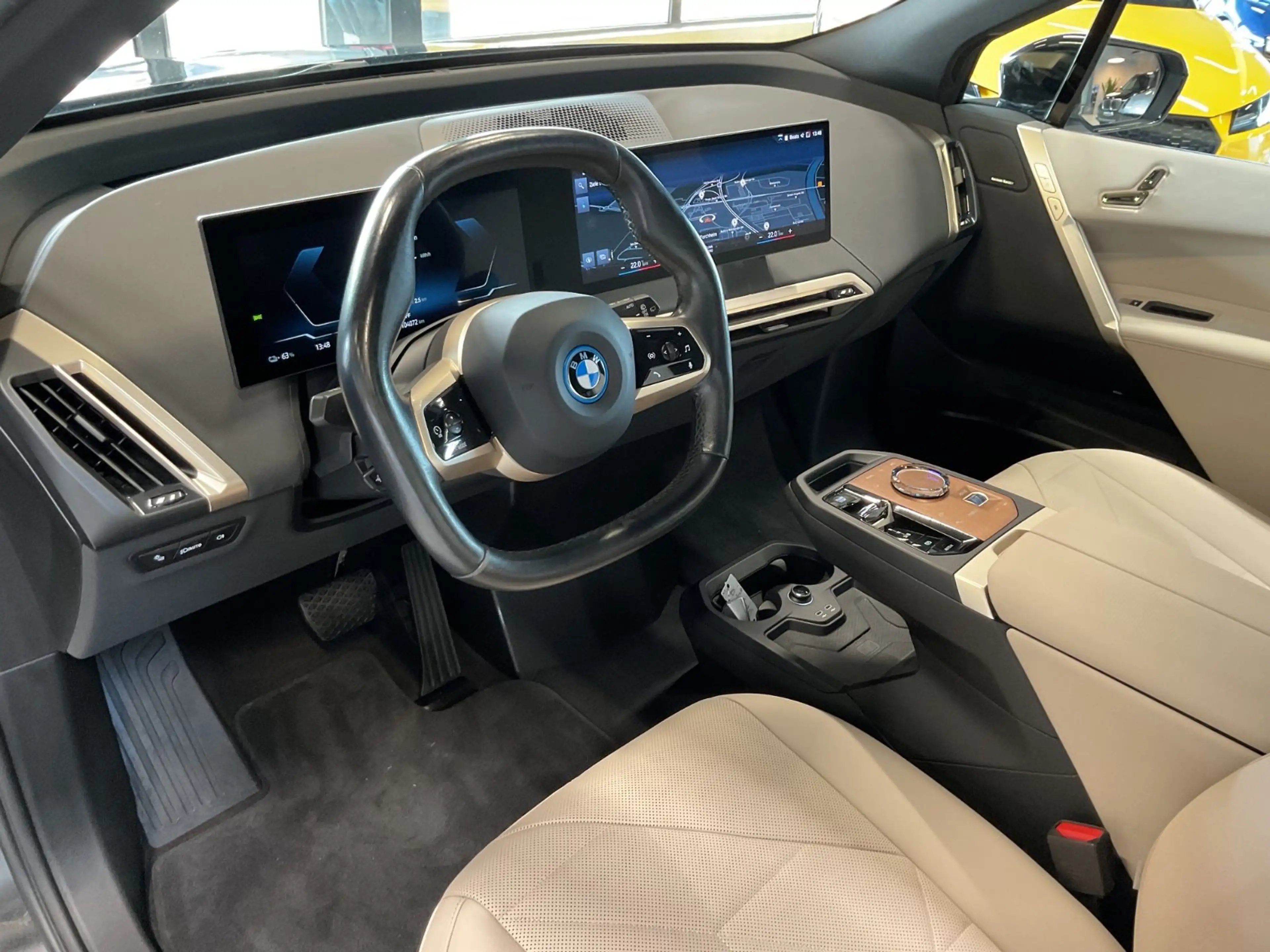 BMW iX 40 Sport H&K HuD Sky Lounge Sitzbelüft. 360° — photo 8