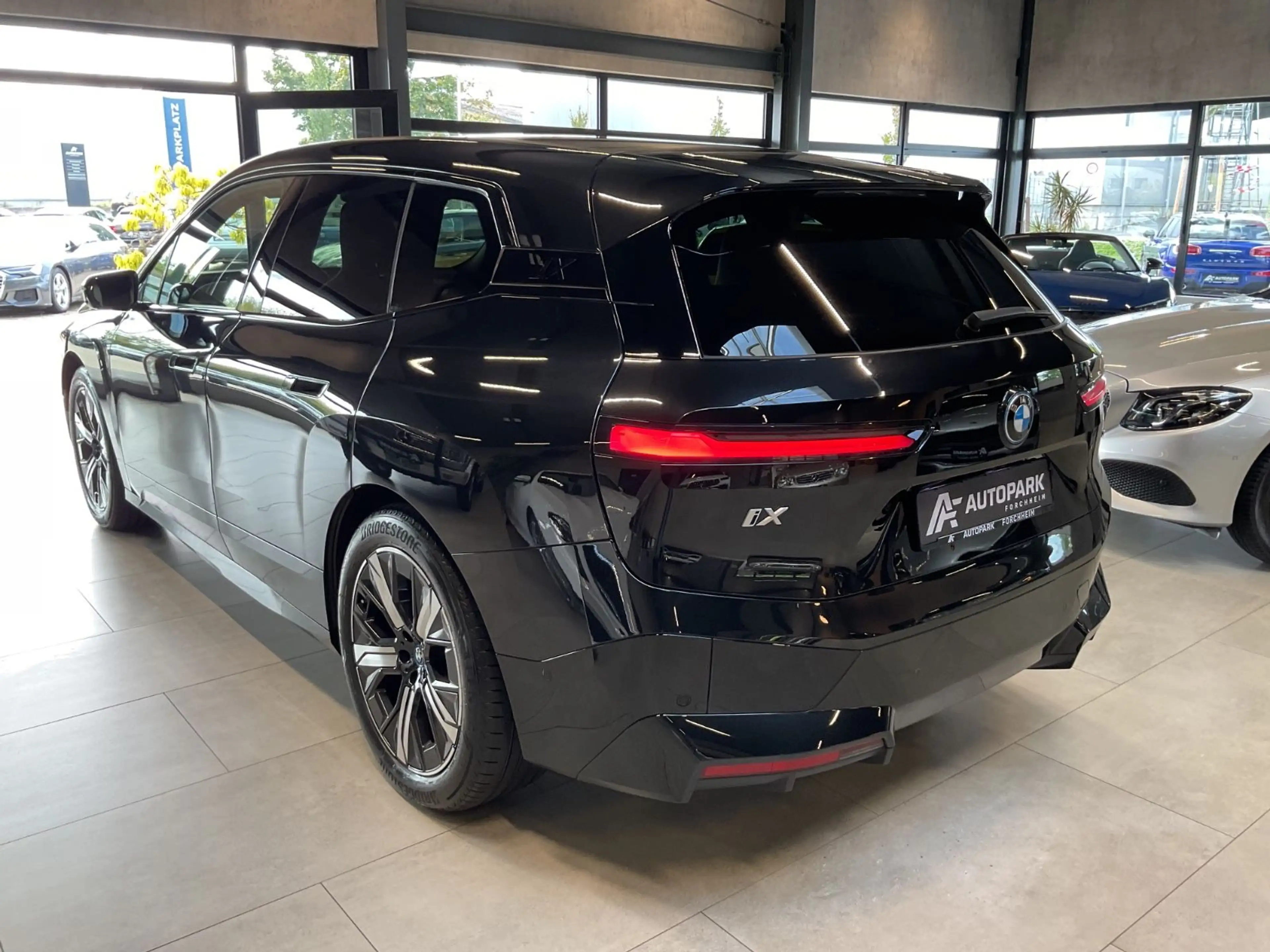 BMW iX 40 Sport H&K HuD Sky Lounge Sitzbelüft. 360° — photo 6