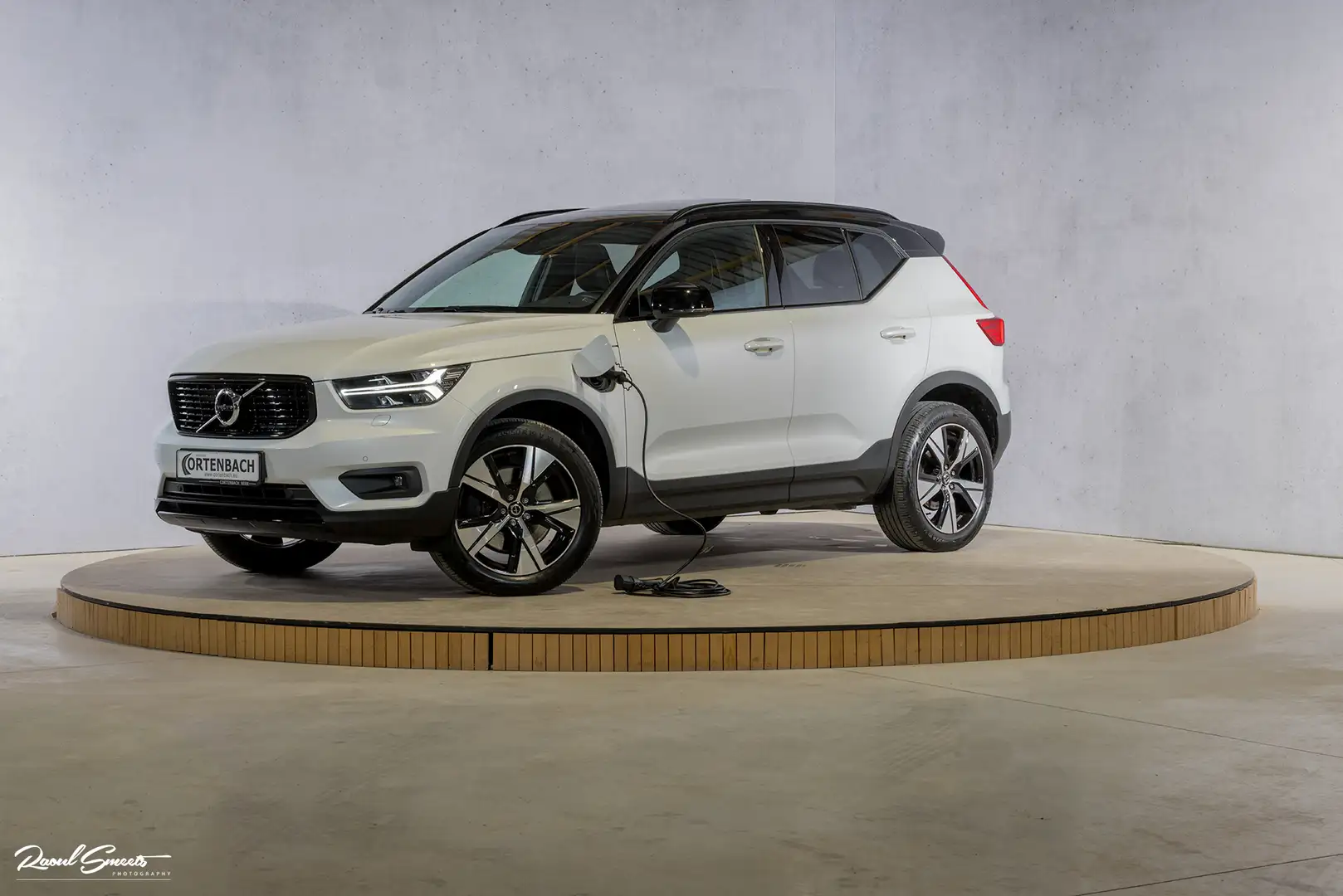 Volvo XC40 1.5 T4 Recharge R-Design Harman Kardon | Panorama Wit - 1