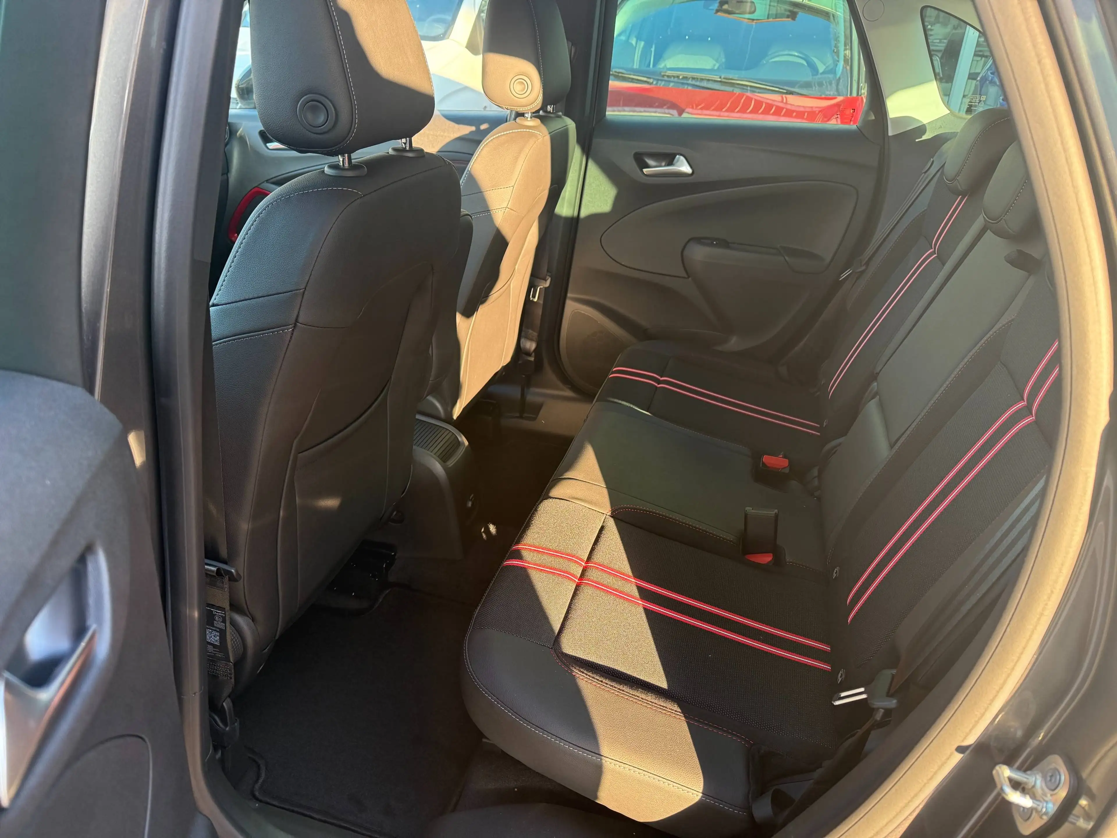 Opel Crossland X GS Line — photo 10