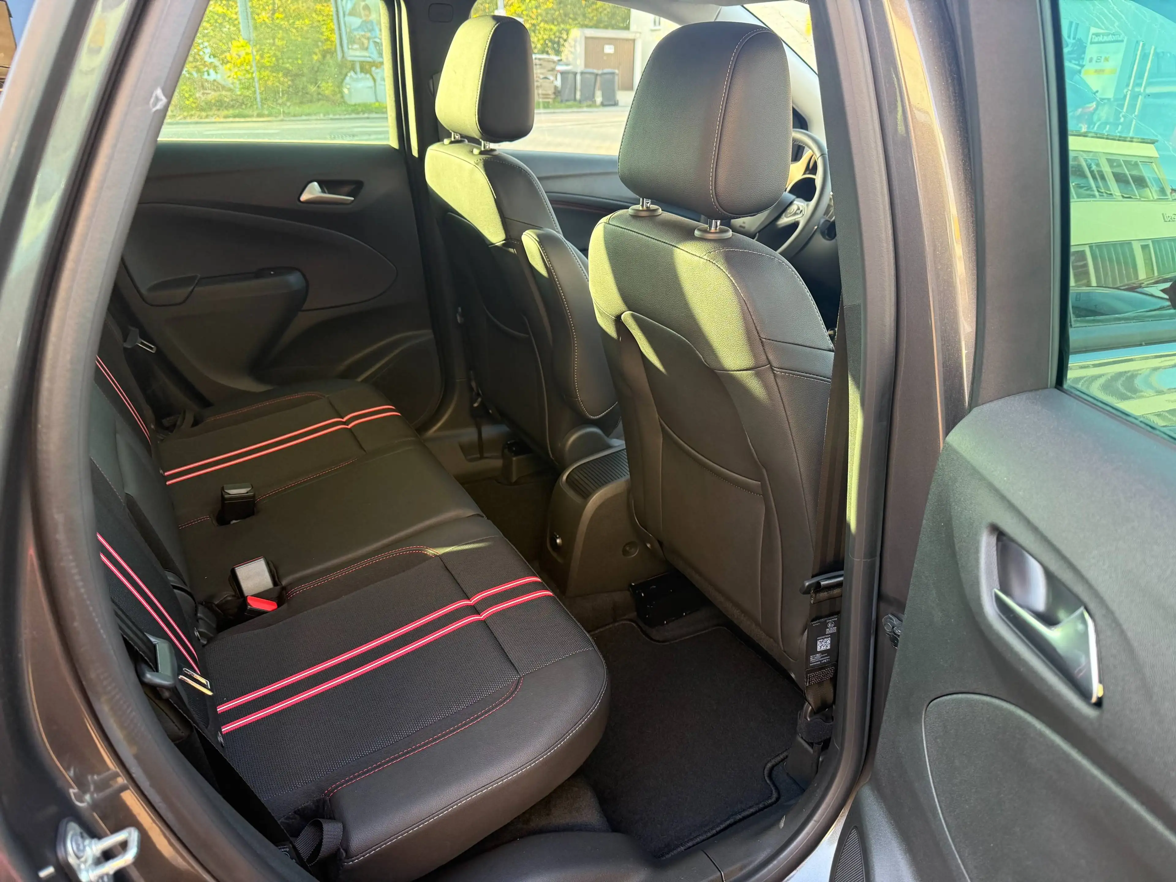 Opel Crossland X GS Line — photo 11