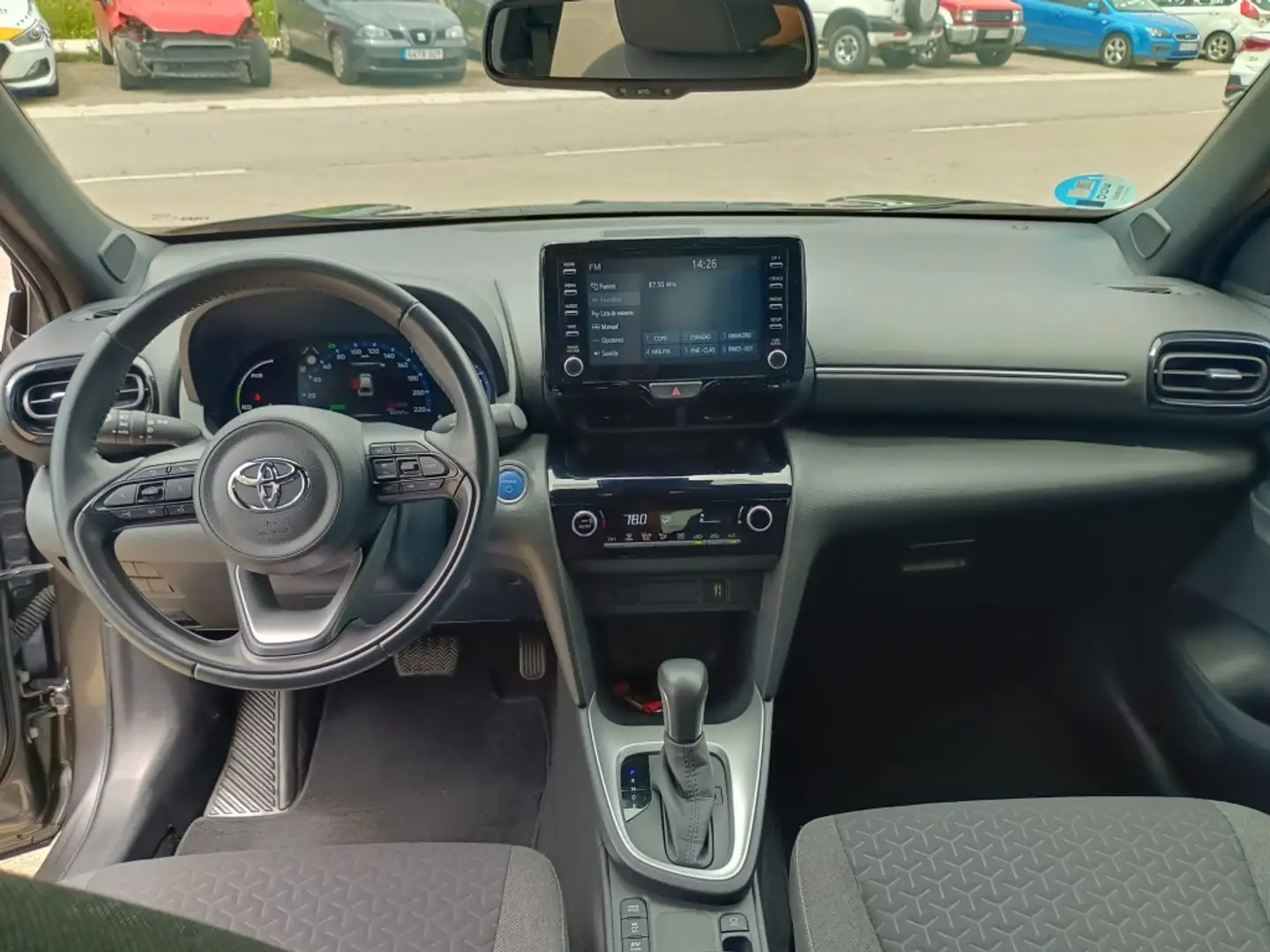 Toyota Yaris 120H 1.5 Style Plateado - 2